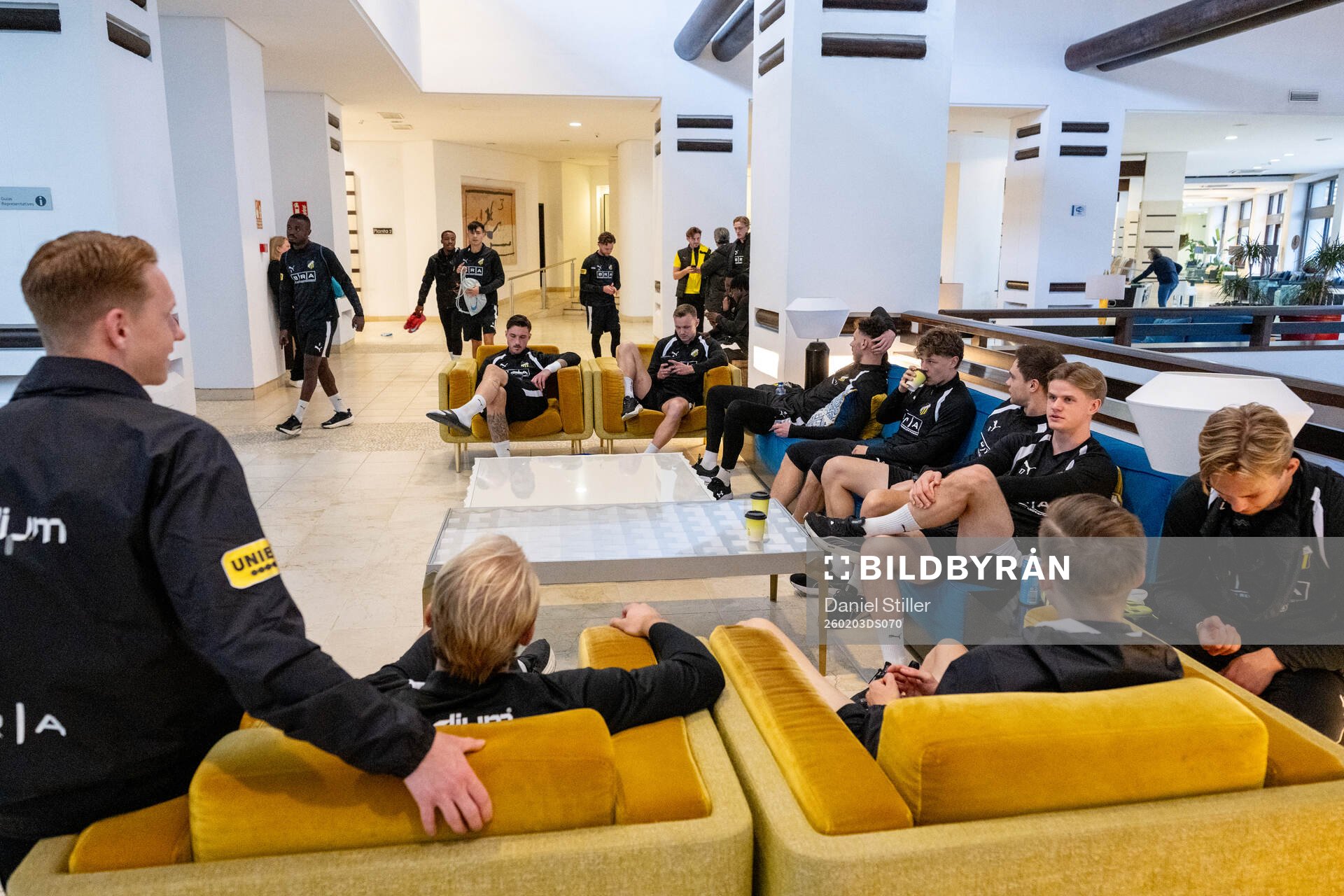 Spelare i Häcken samlas i lobbyn på hotellet