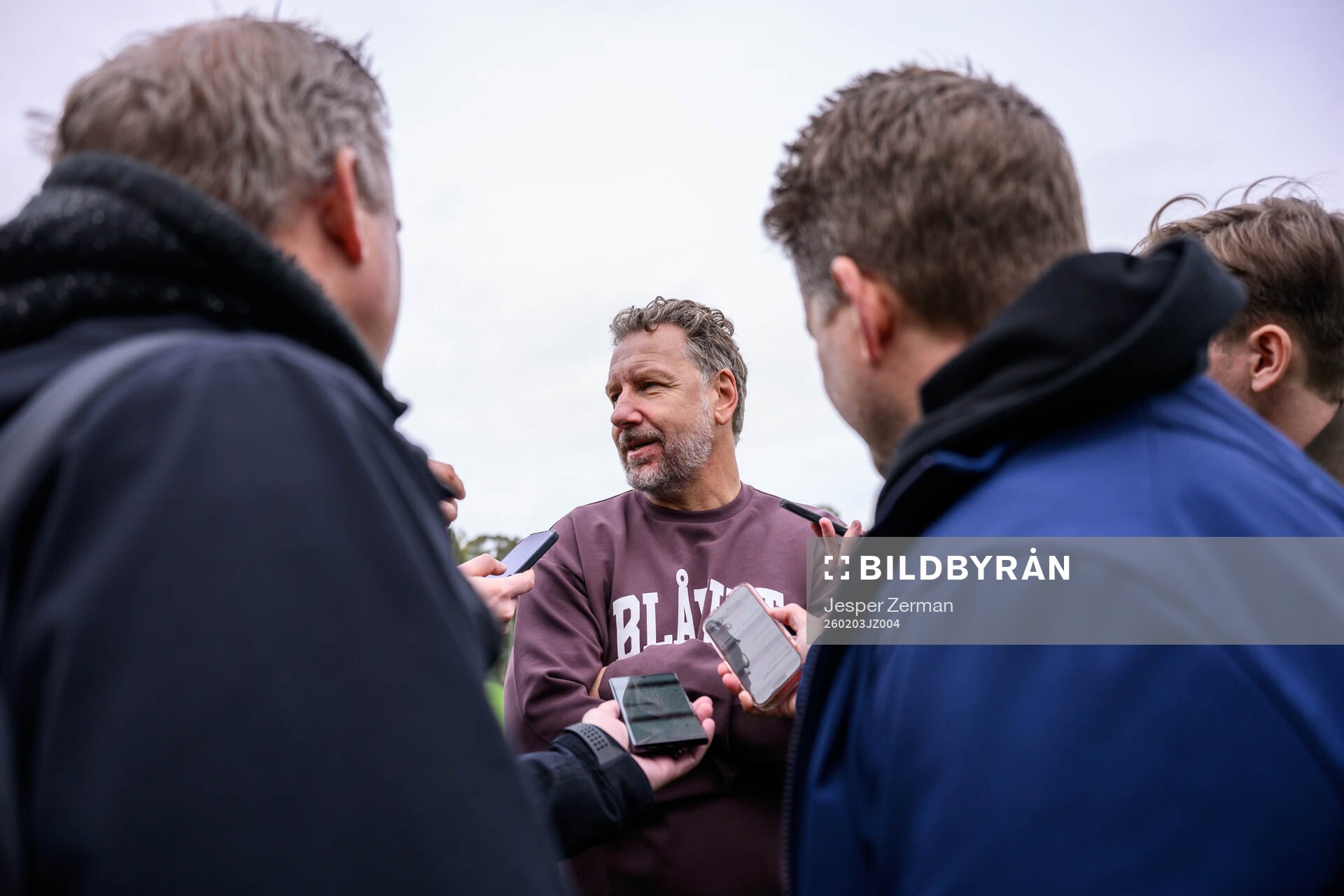 IFK Göteborgs fotbollschef Jesper Jansson pratar med media