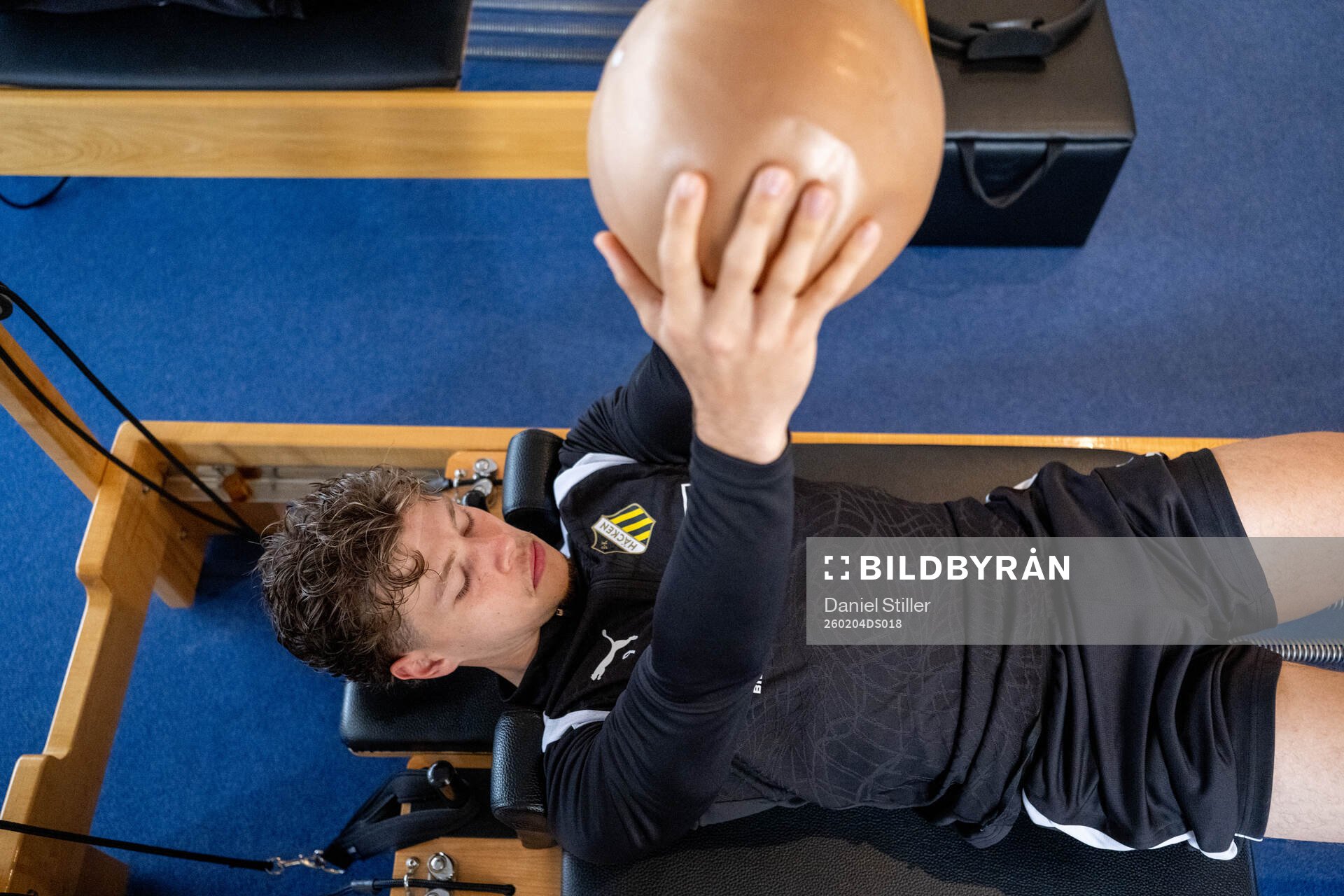 Gustav Lindgren tränar pilates