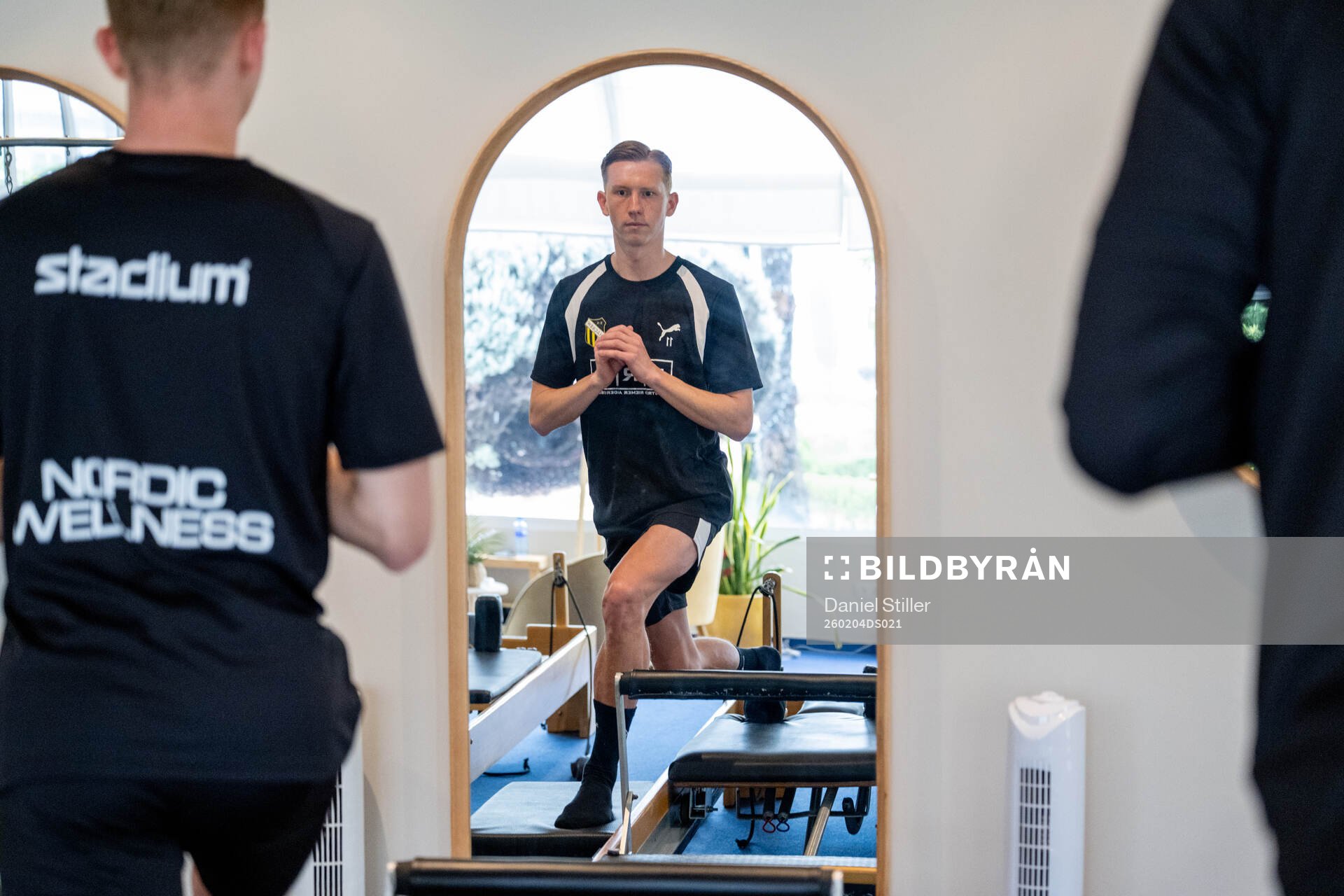 Julius Lindberg tränar pilates