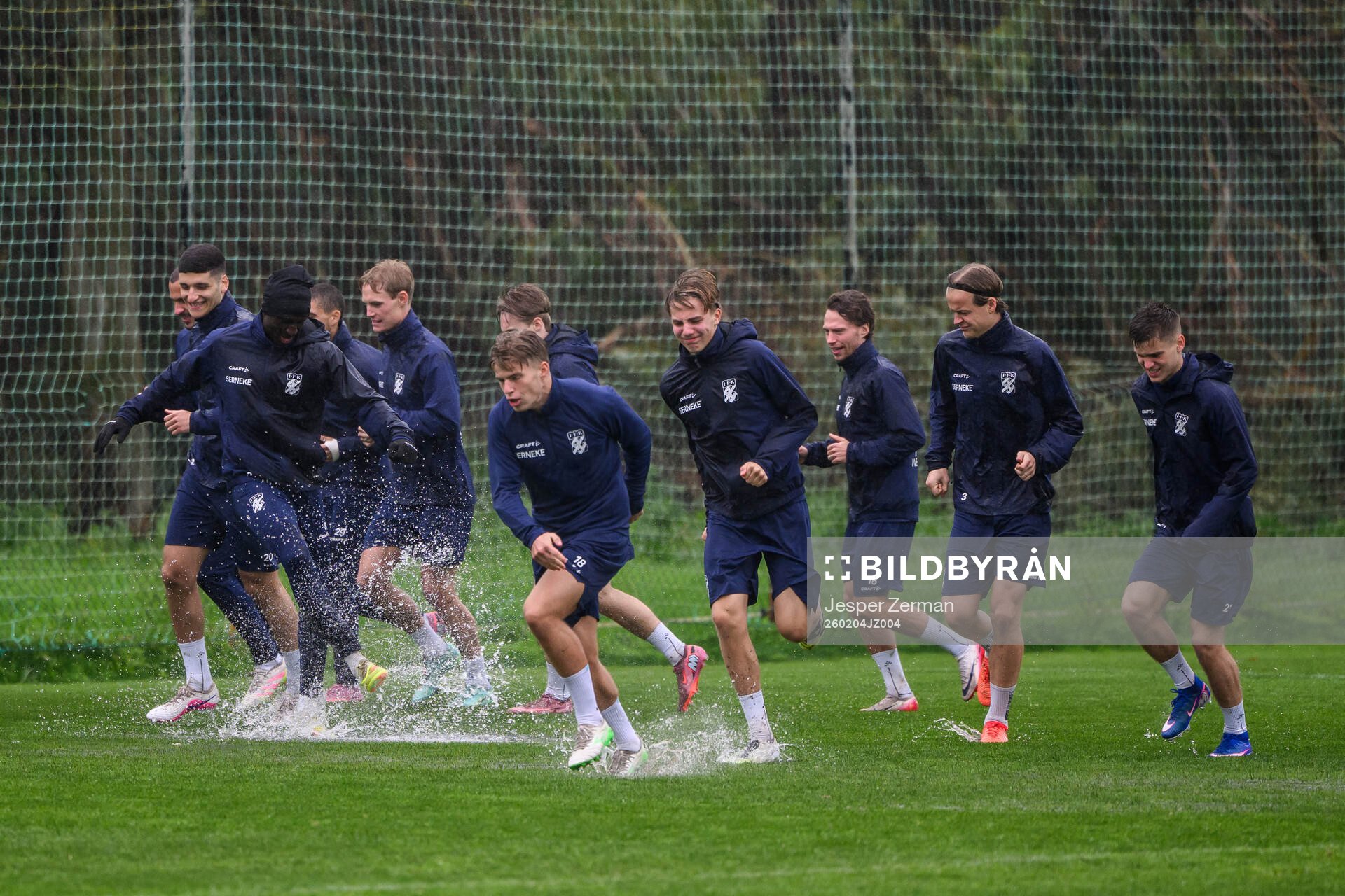 IFK Göteborgs spelare springer i vattensamlingar