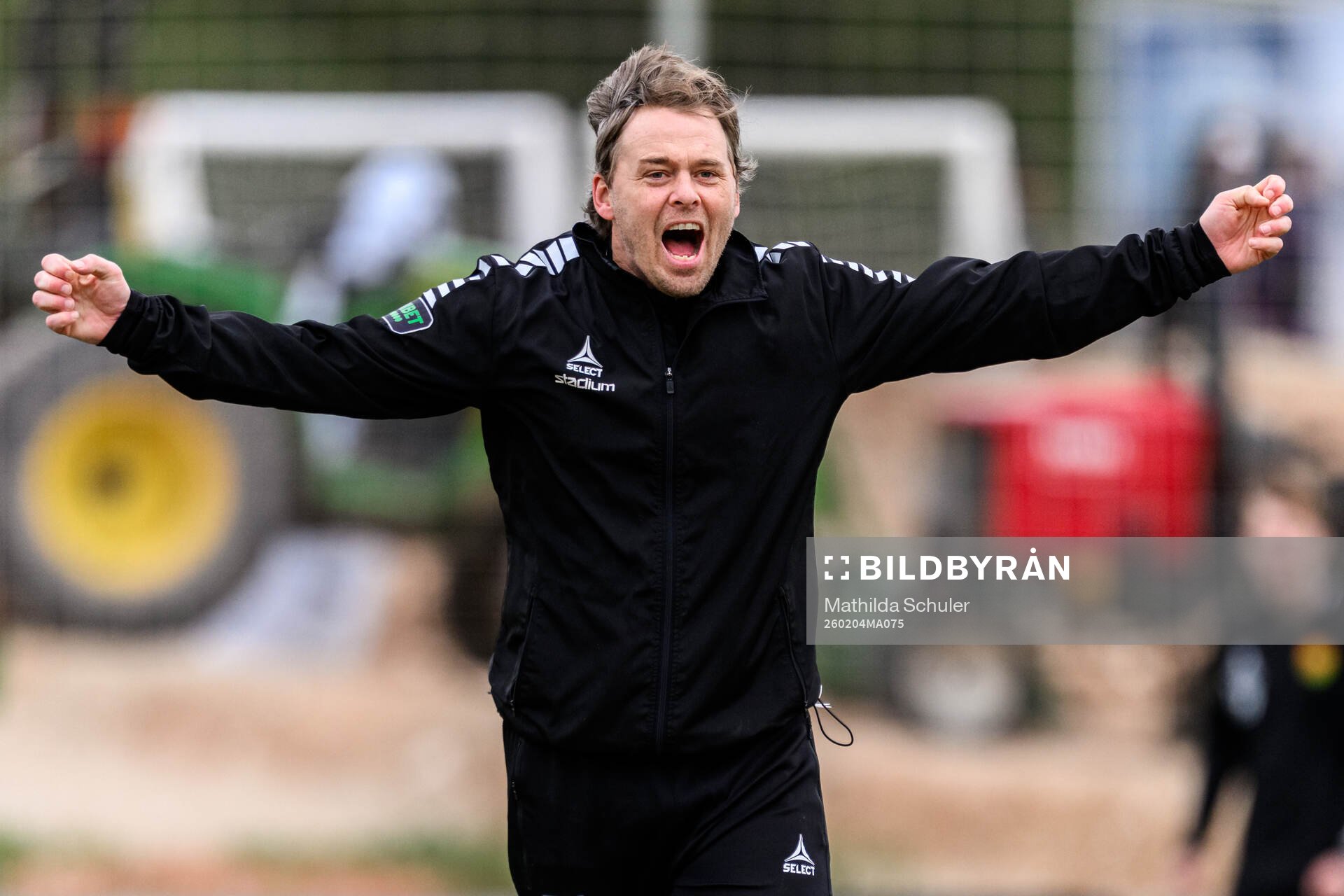 Tränare Fredrik Holmberg jublar
