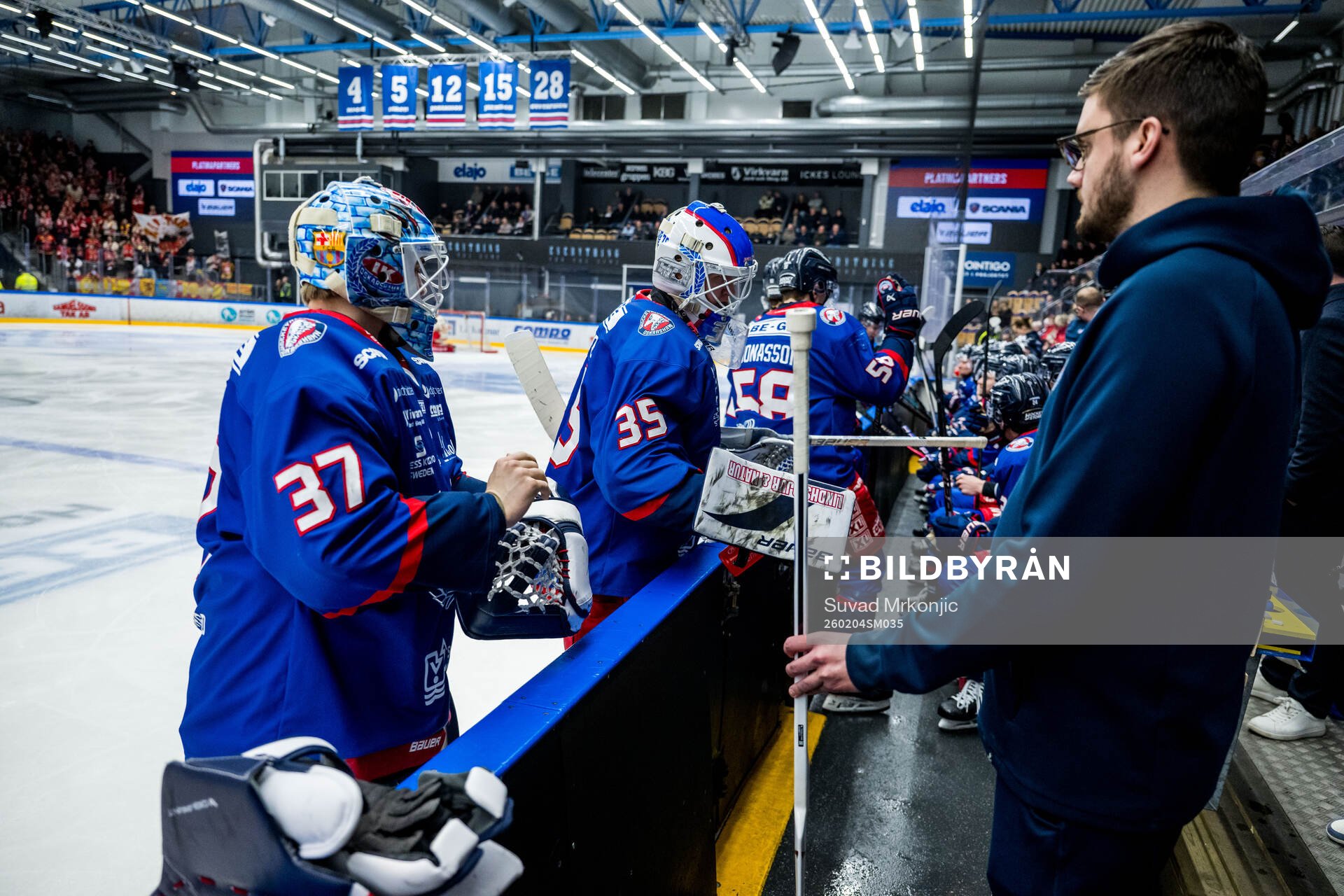 Oskarshamns målvakt Olof Glifford lämnar isen