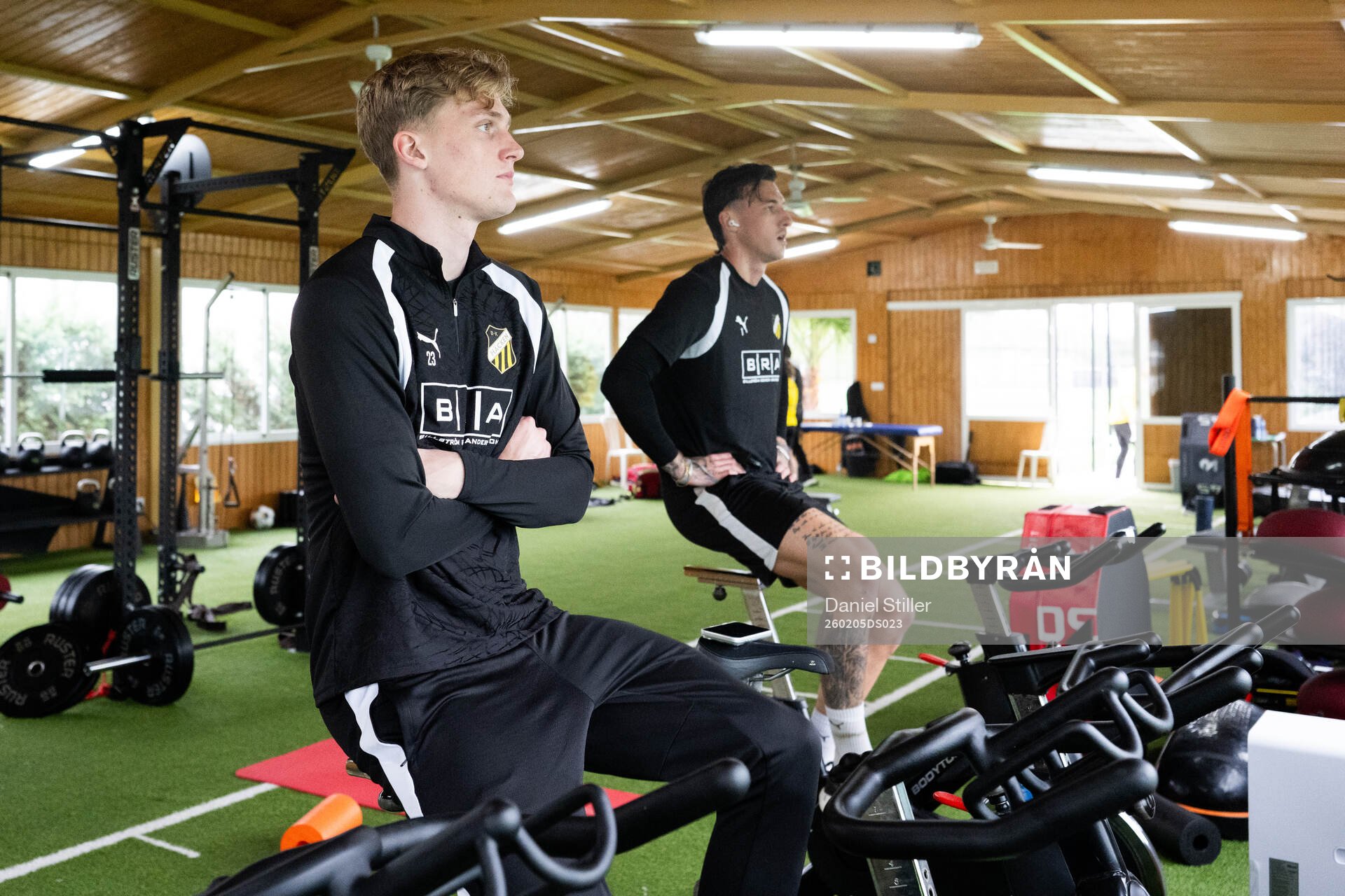 Olle Samuelsson och målvakt Andreas Linde  i gymmet