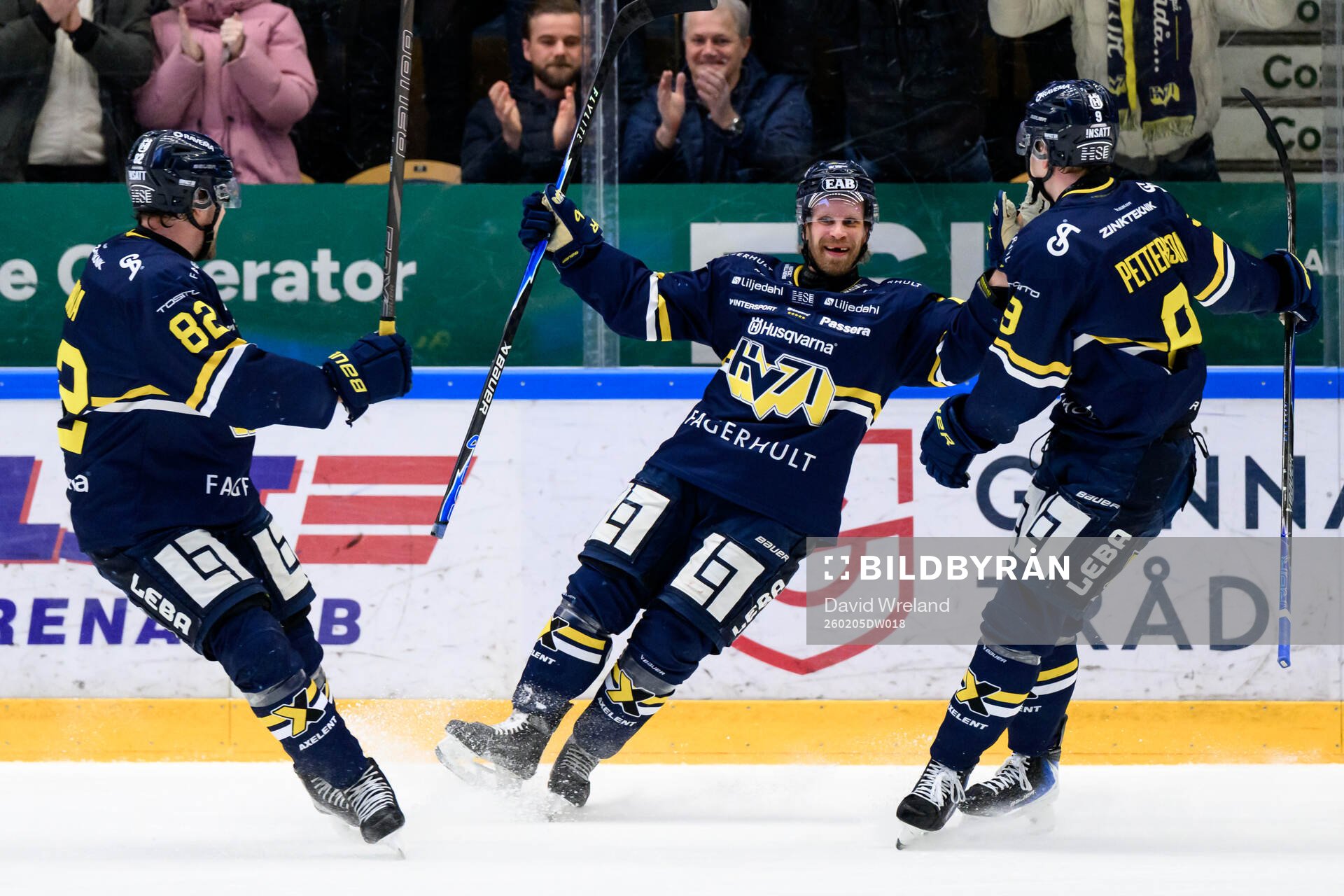 HV71s Mattias Tedenby jublar