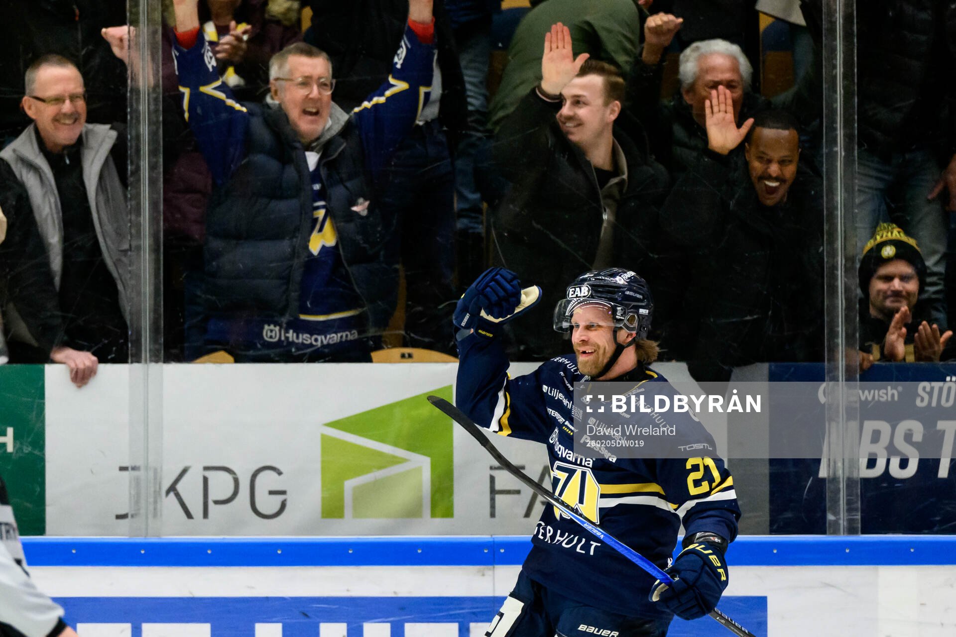 HV71s Mattias Tedenby jublar