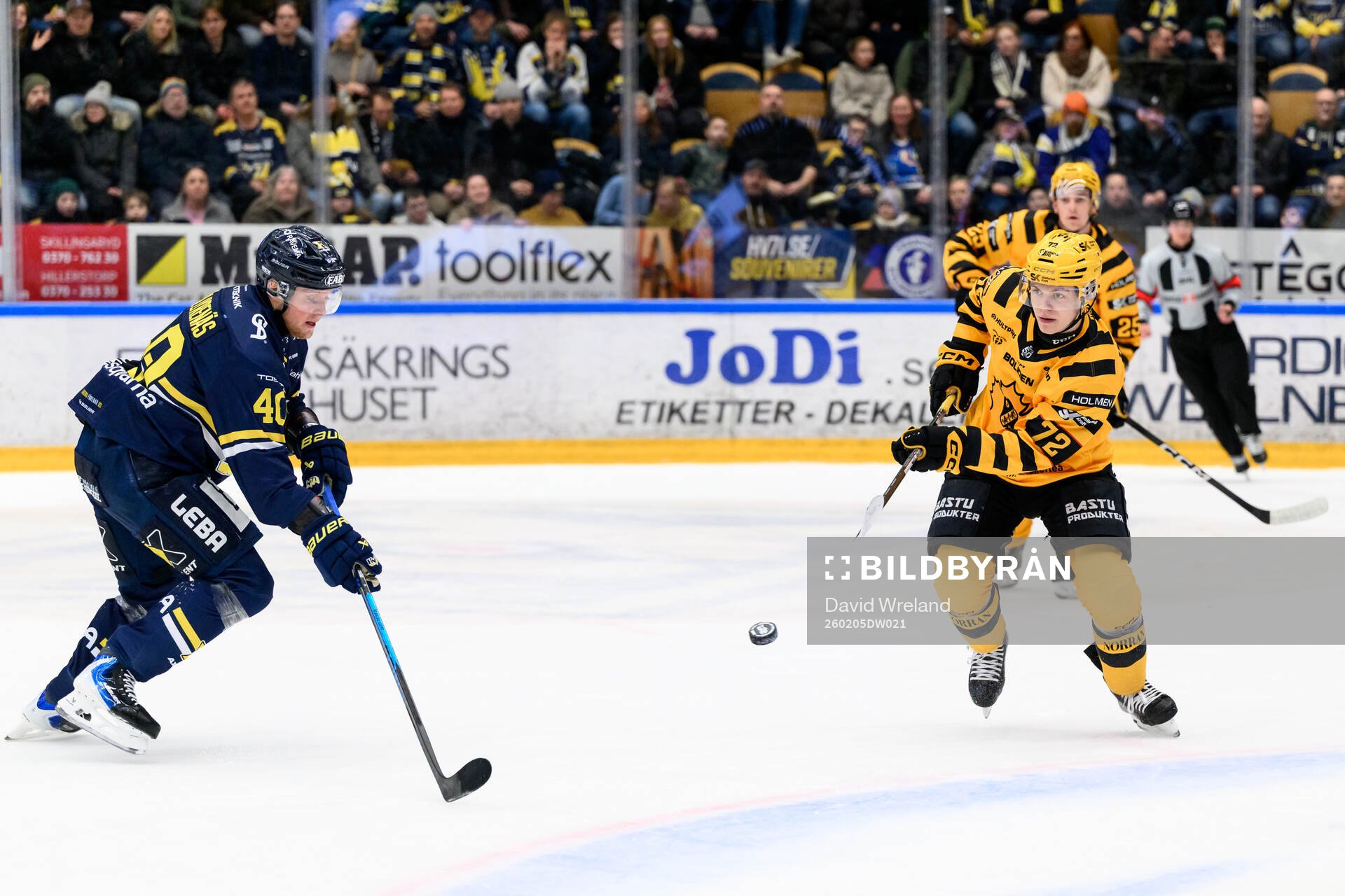 HV71s Oskar Stål-Lyrenäs och Skellefteås Oskar Vuollet