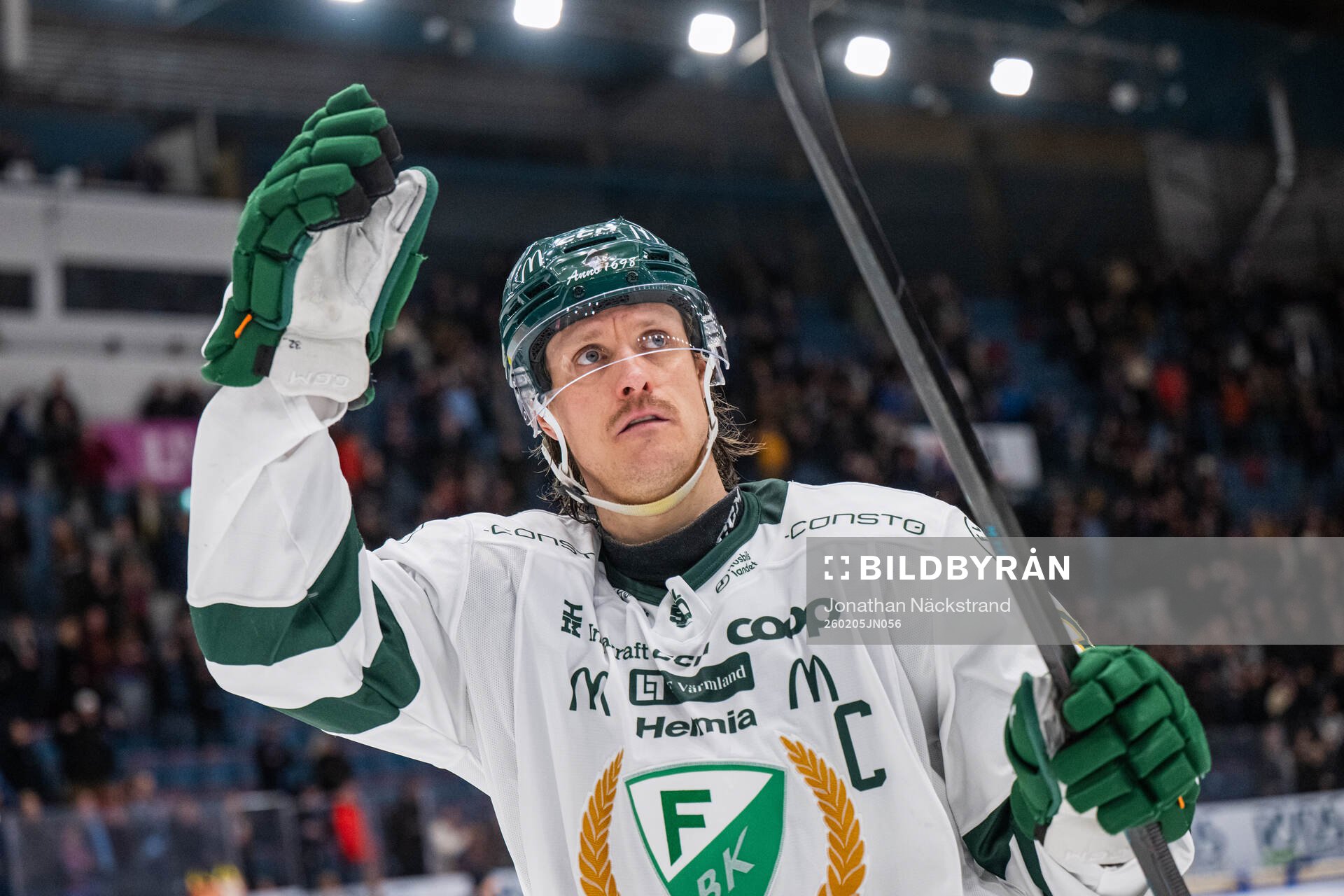 Färjestads Magnus Nygren tackar publiken