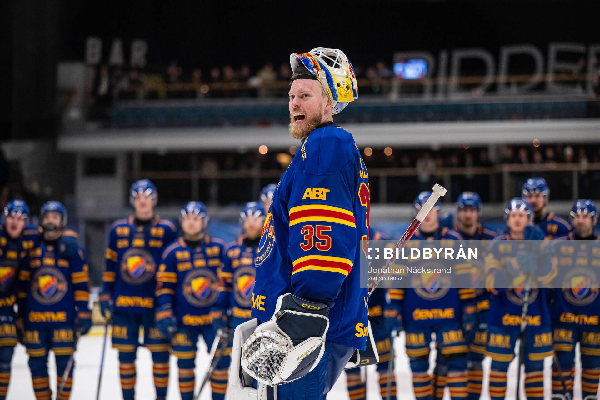 Djurgårdens målvakt Magnus Hellberg jublar med publiken