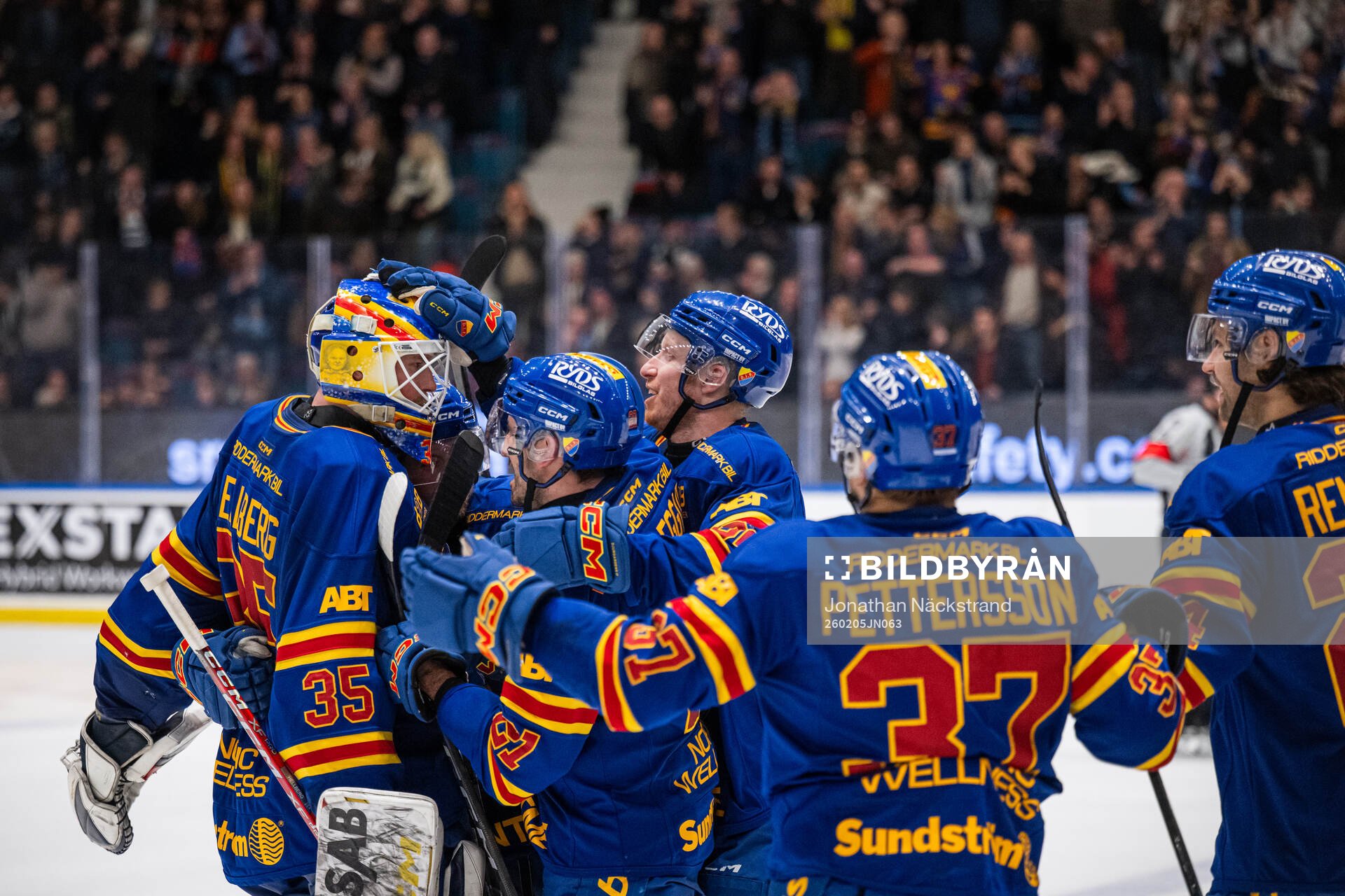 Djurgårdens målvakt Magnus Hellberg jublar med lagkamrater