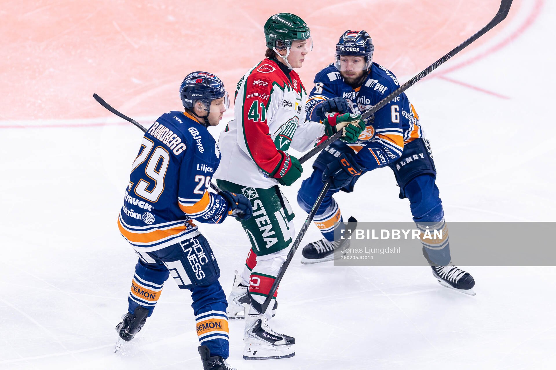 Frölundas Ivar Stenberg mellan Växjös Sebastian