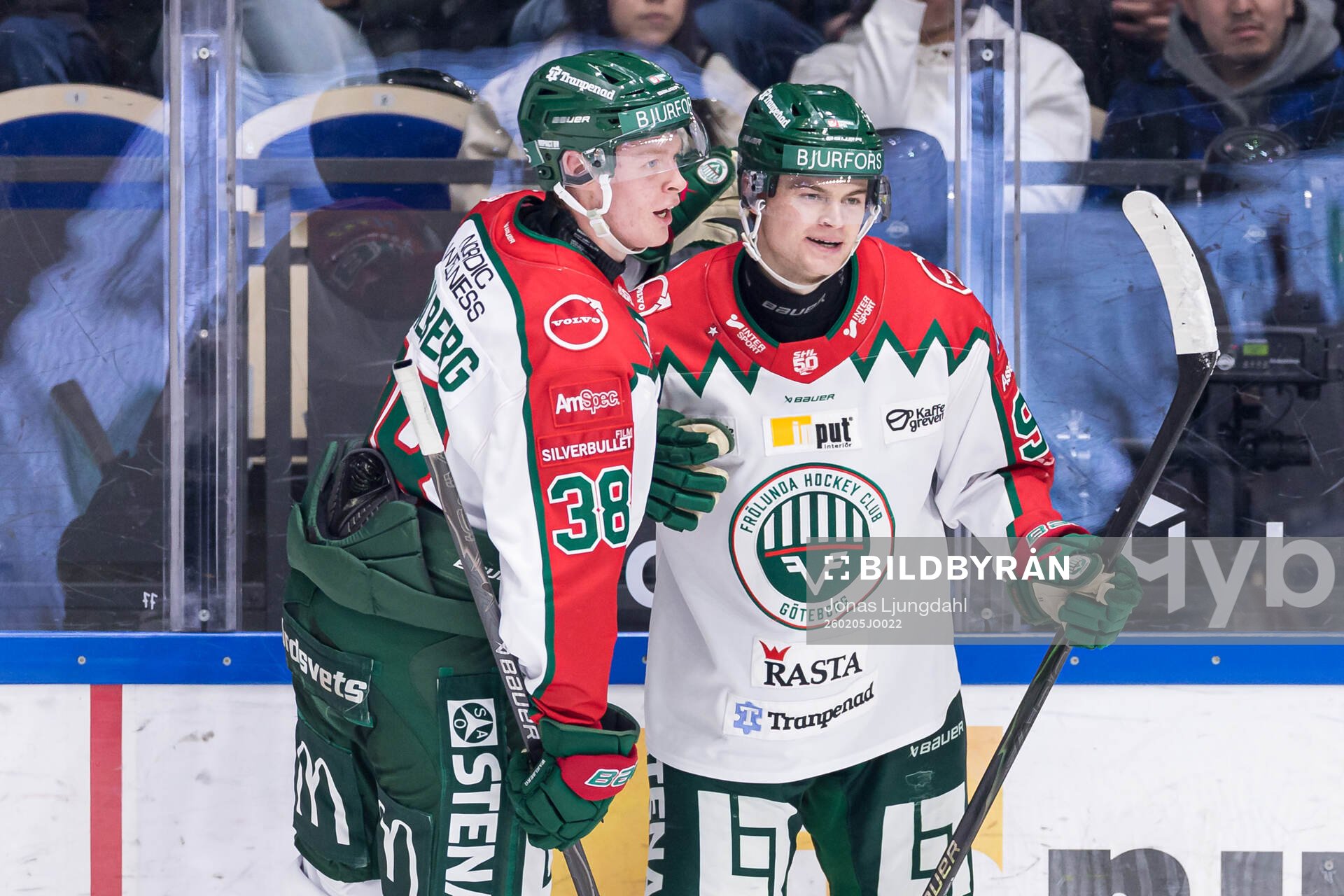 Frölundas Oskar Wahlberg och Filip Cederqvist jublar