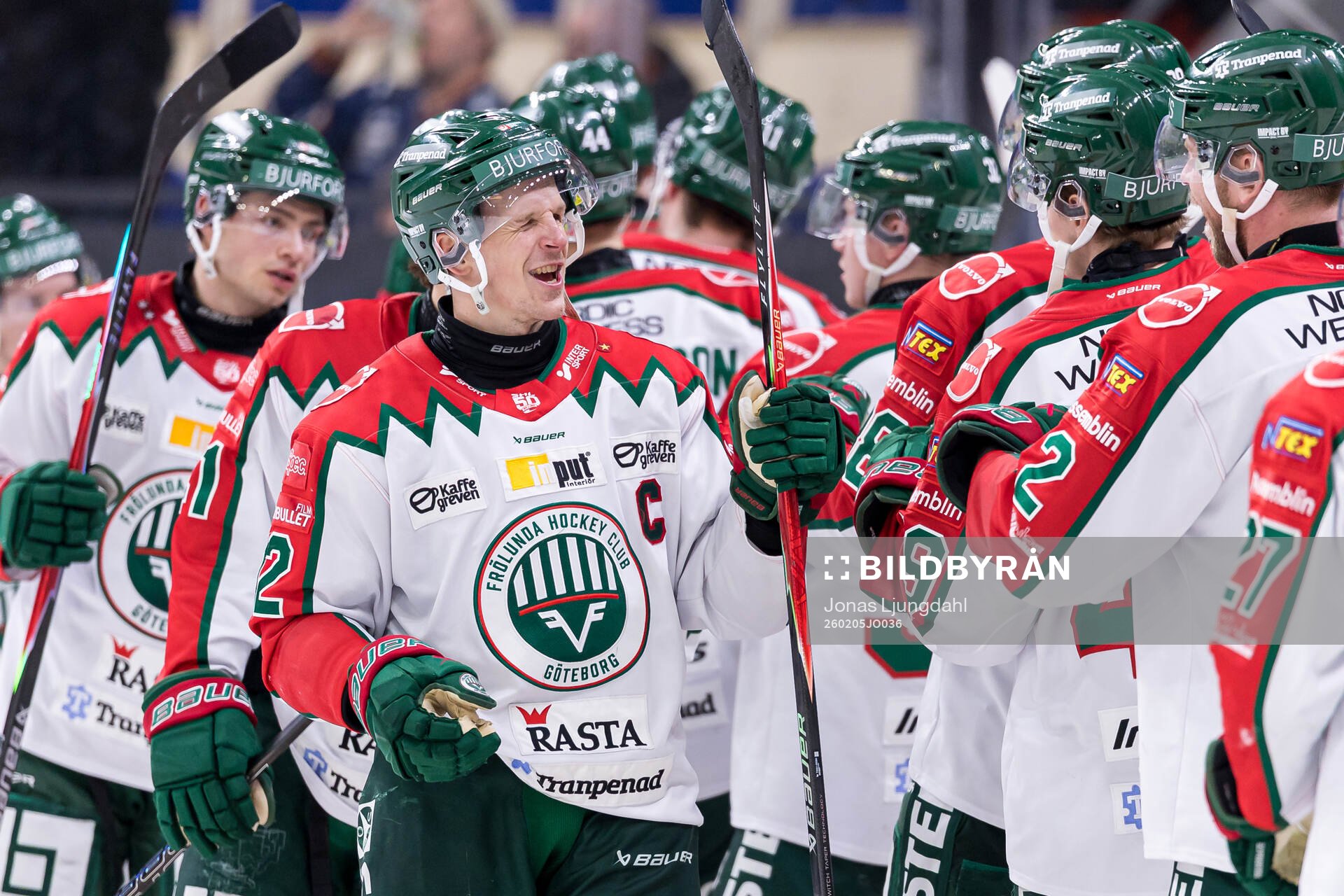 Frölundas Max Friberg jublar med lagkamrater