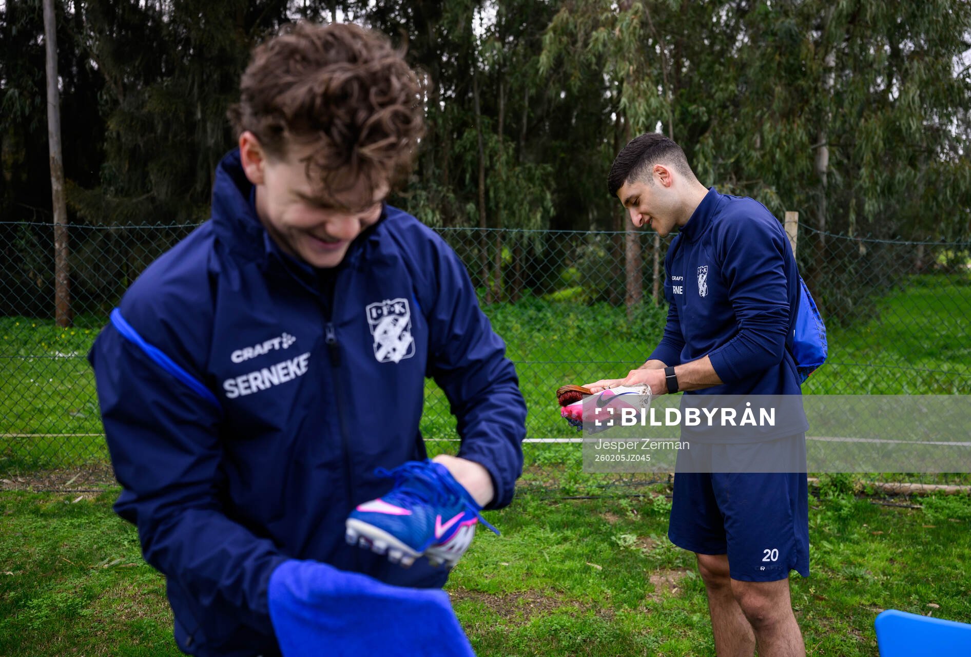 IFK Göteborgs Kolbeinn Thordarson och Gabriel Ersoy torkar
