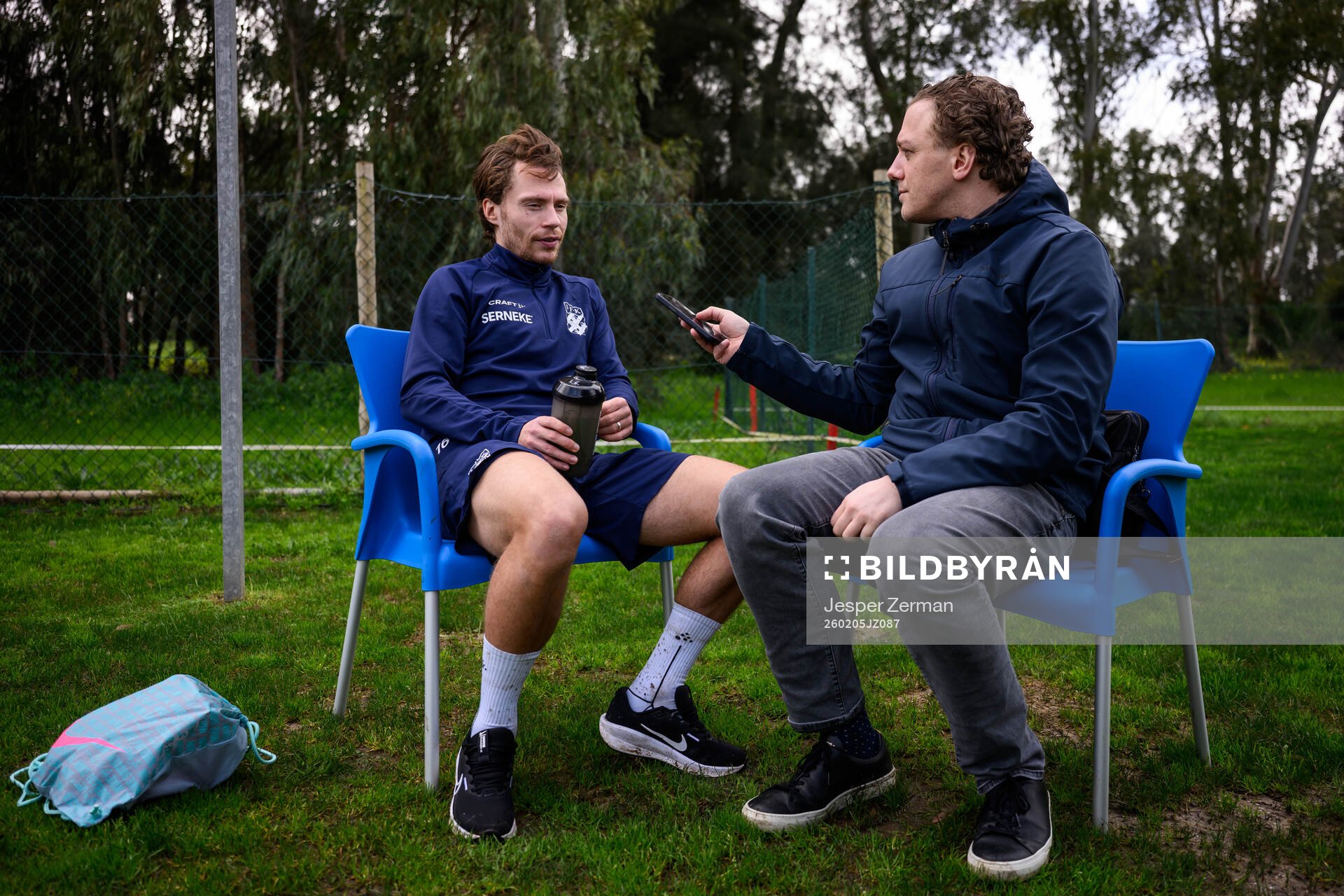 IFK Göteborgs Filip Ottosson pratar med Fredrik Janlind