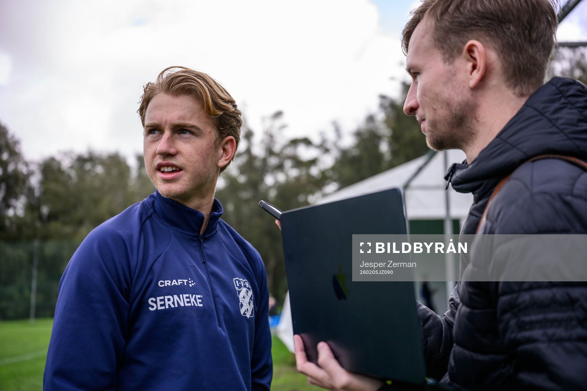 IFK Göteborgs Noah Tolf pratar med media