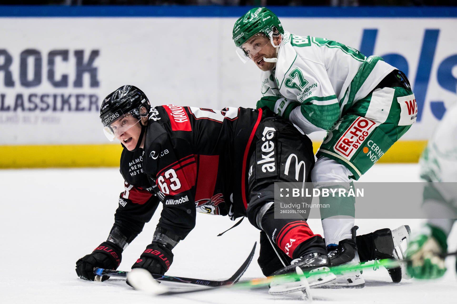 Malmö Redhawks Fredrik Händemark och Rögles Leon Bristedt
