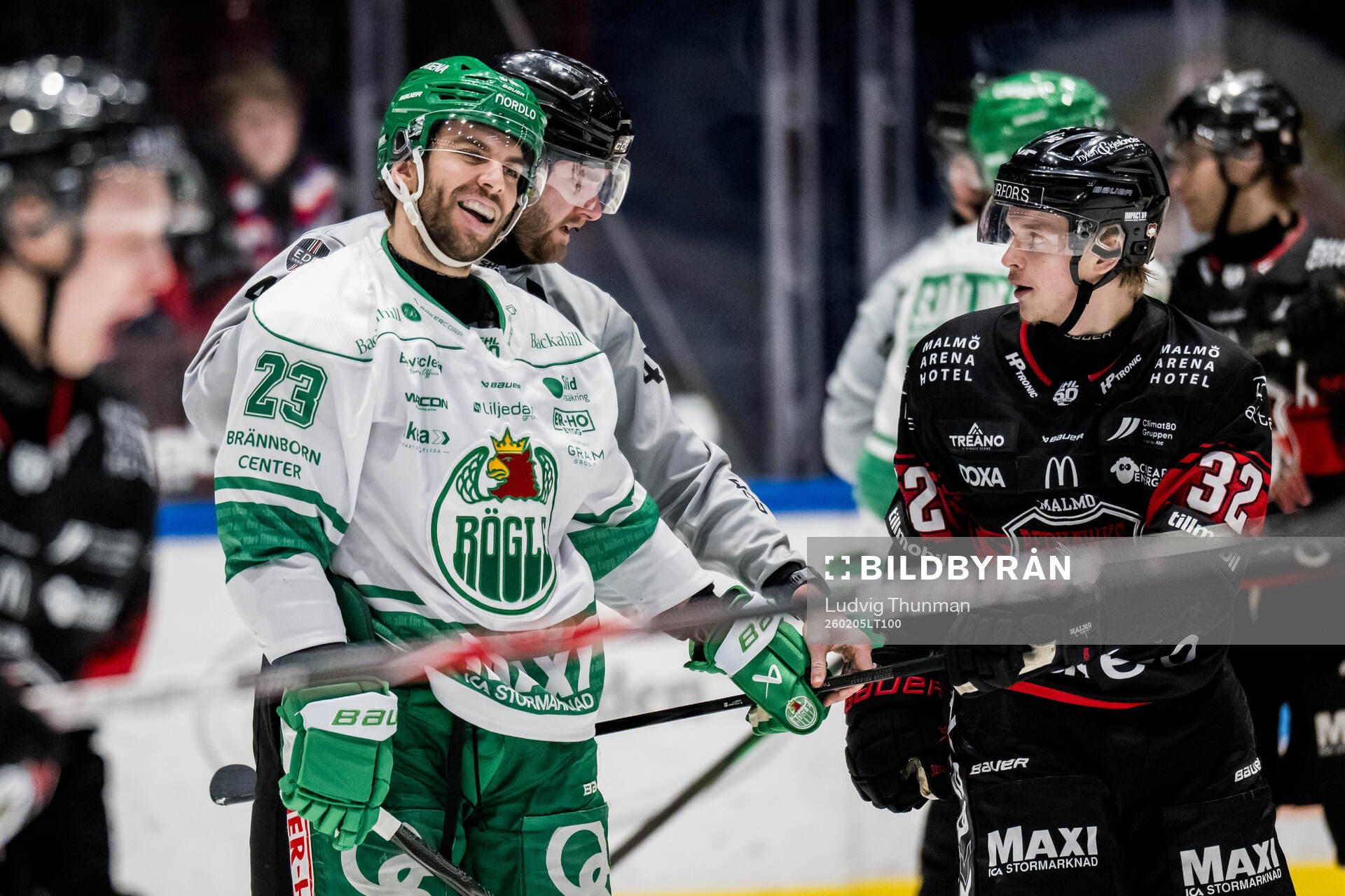 Rögles Josh Dickinson och Malmö Redhawks Joona Ikonen