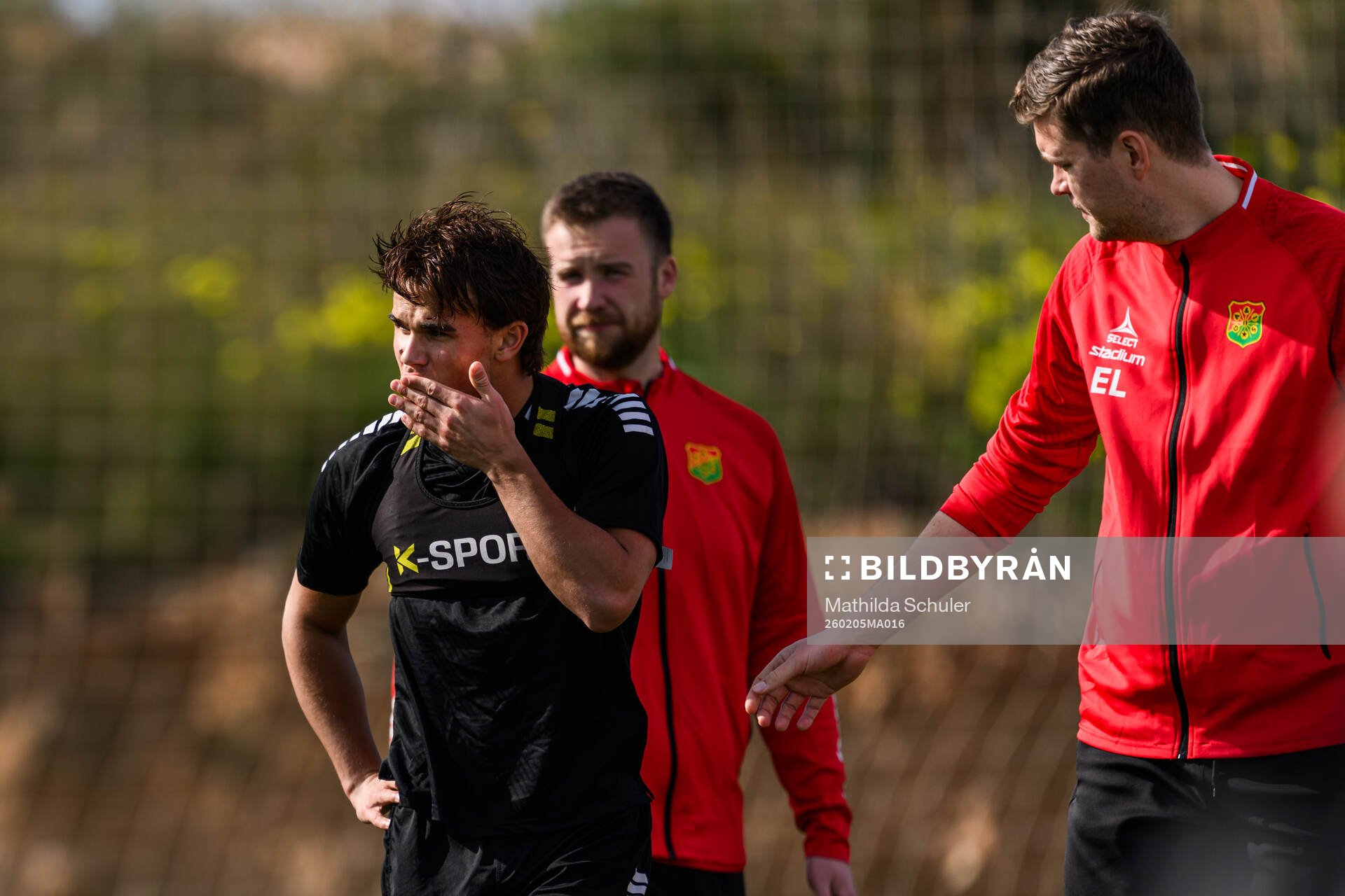 Simon Sjöholm har ont