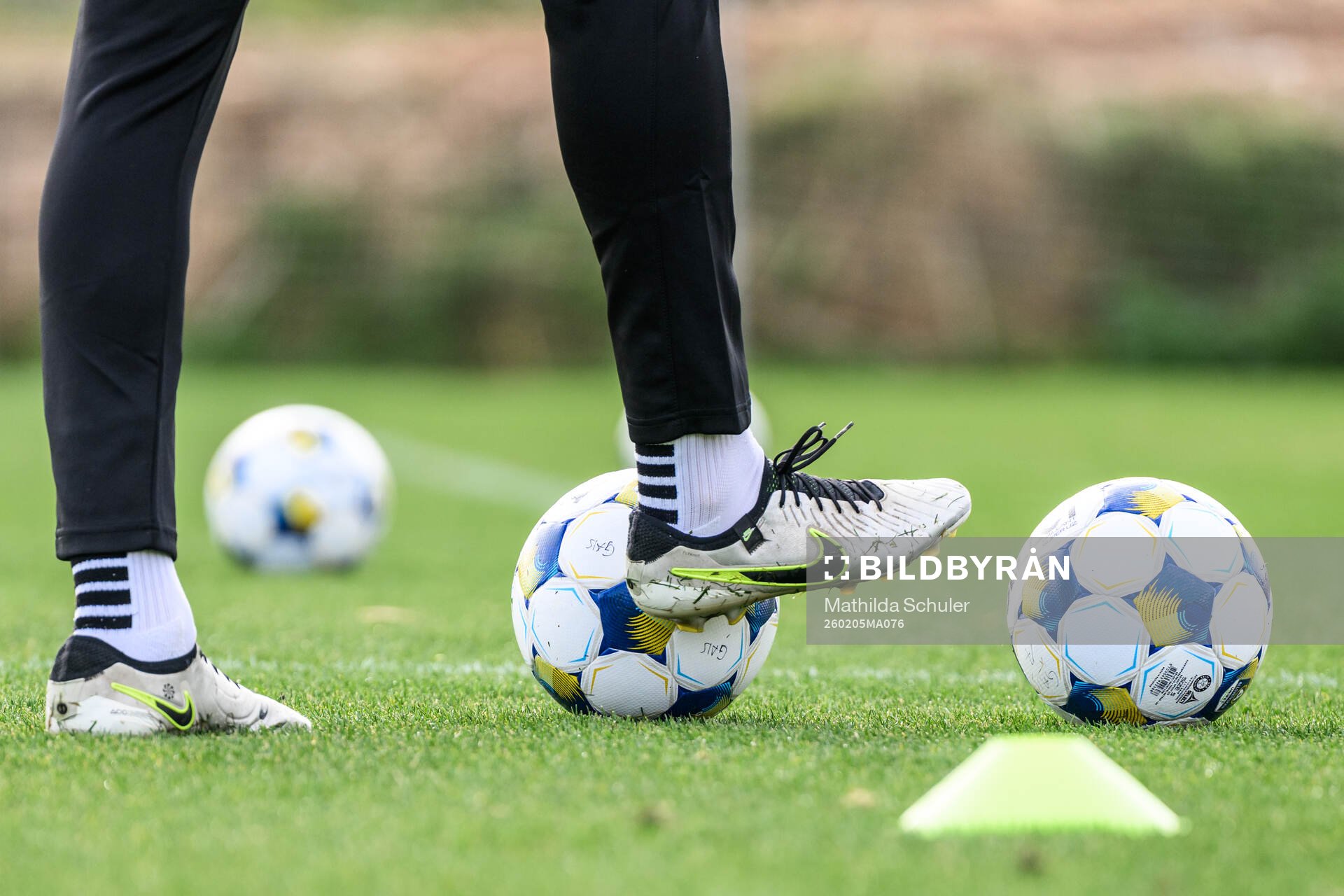 Fotbollsskor och fotbollar