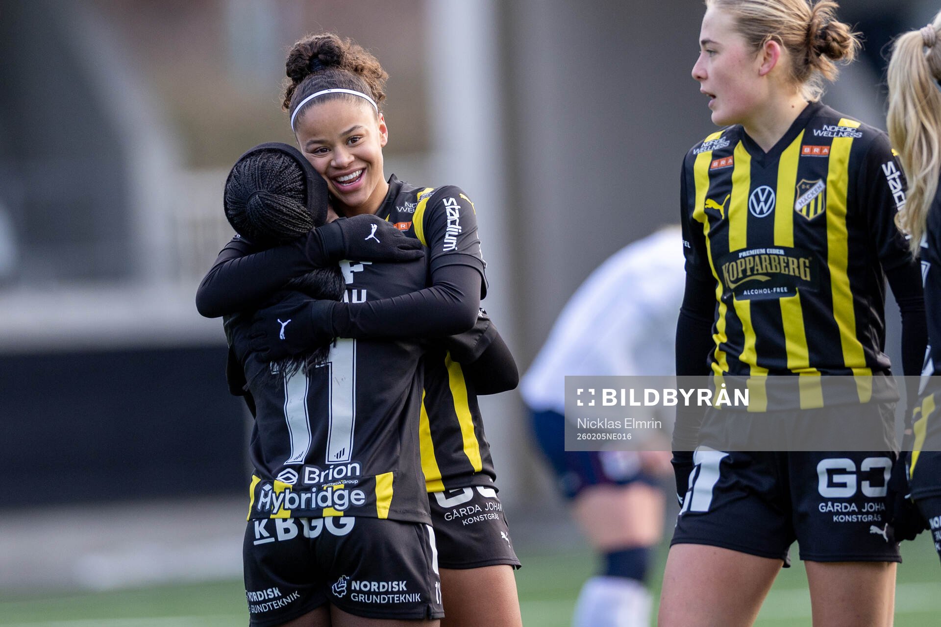 Häckens Felicia Schröder och Monca Jusu Bah jublar