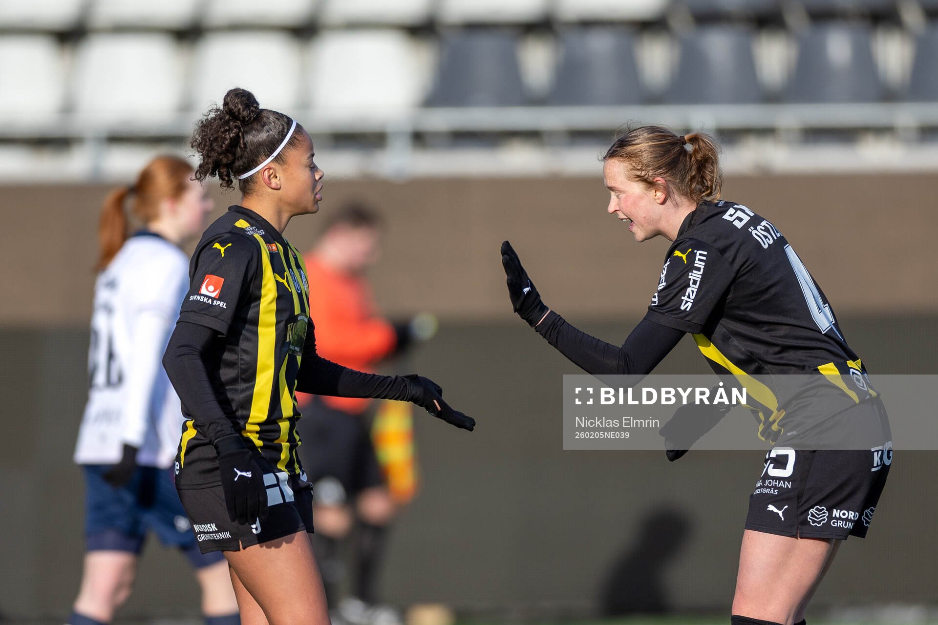 Häckens Felicia Schröder och Emma Östlund jublar