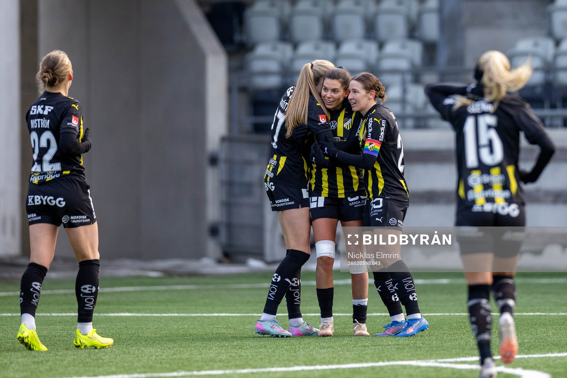 Häckens Helena Sampaio och Tabby Tindell jublar