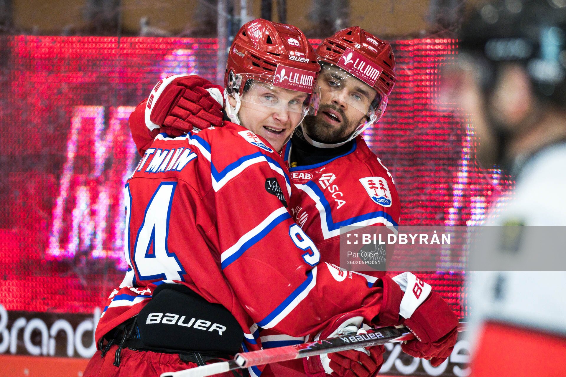 Timrås Sebastian Hartmann och Emil Pettersson jublar