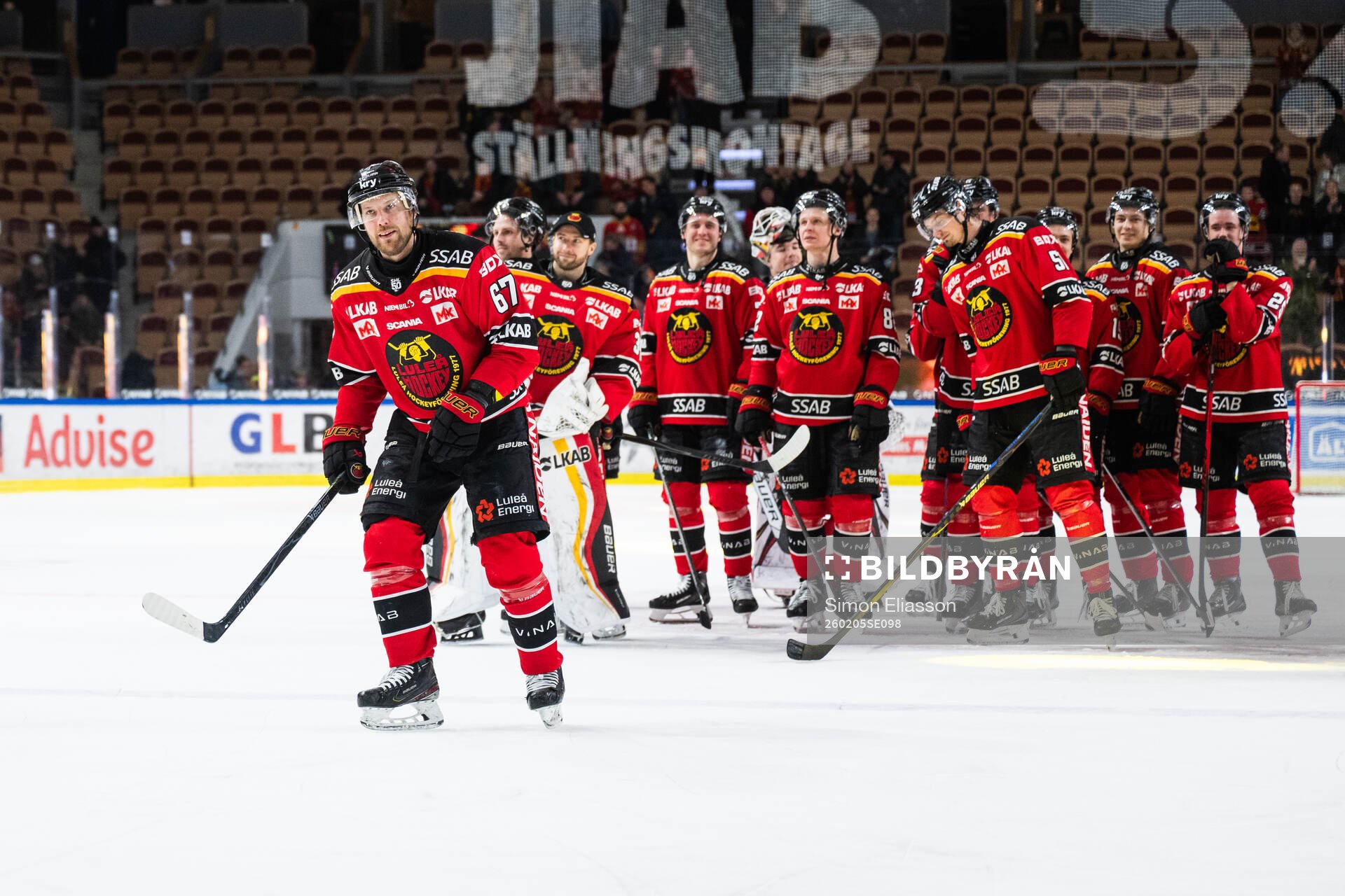 Luleås Linus Omark jublar med lagkamrater