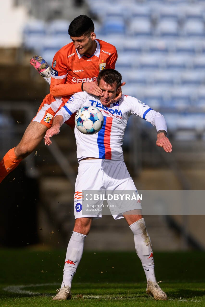 Gabriel Ersoy of IFK Göteborg and Artem Besedin of Artis