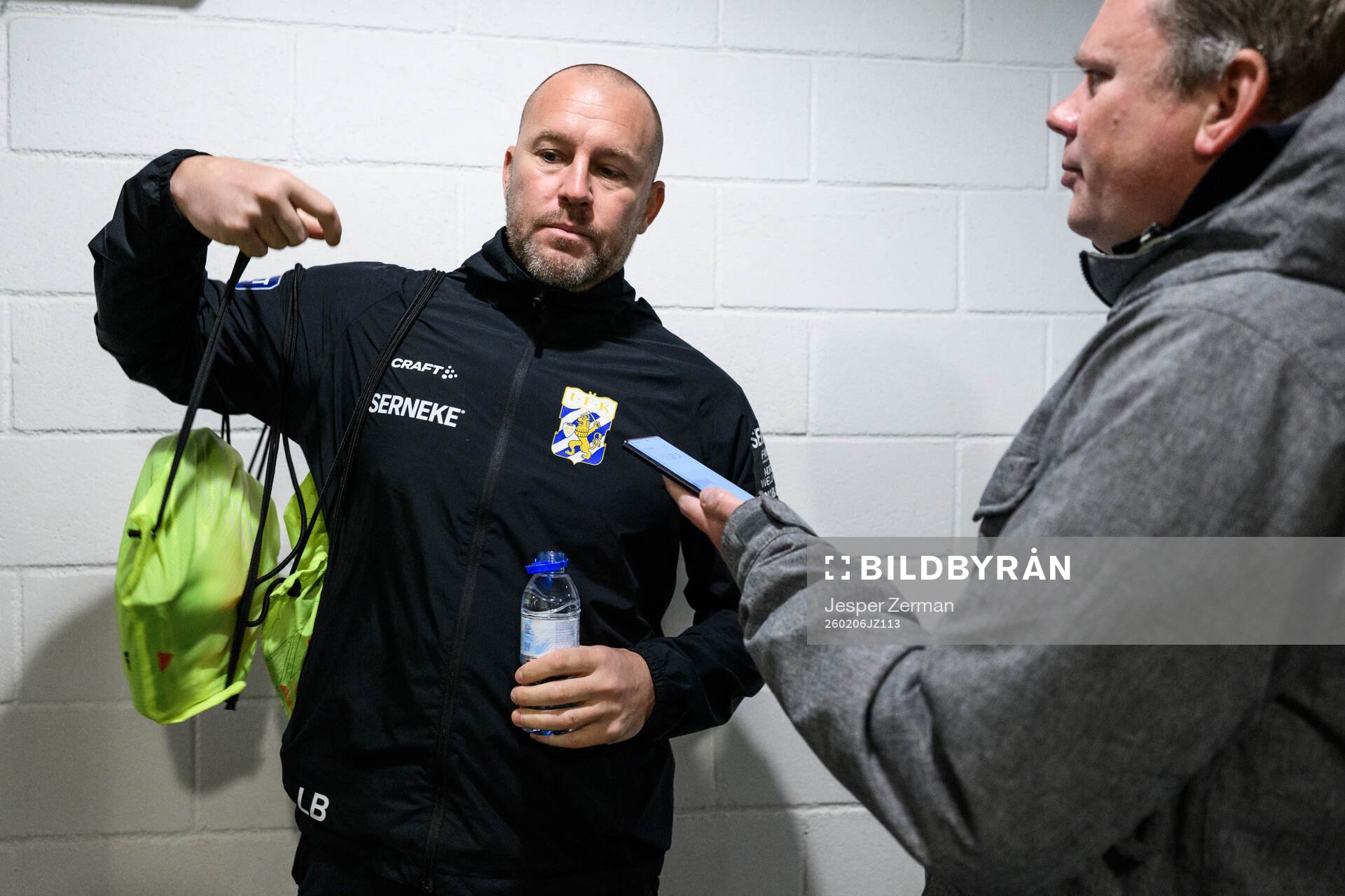 Goalkeeper coach Lee Baxter of IFK Göteborg speaks to media