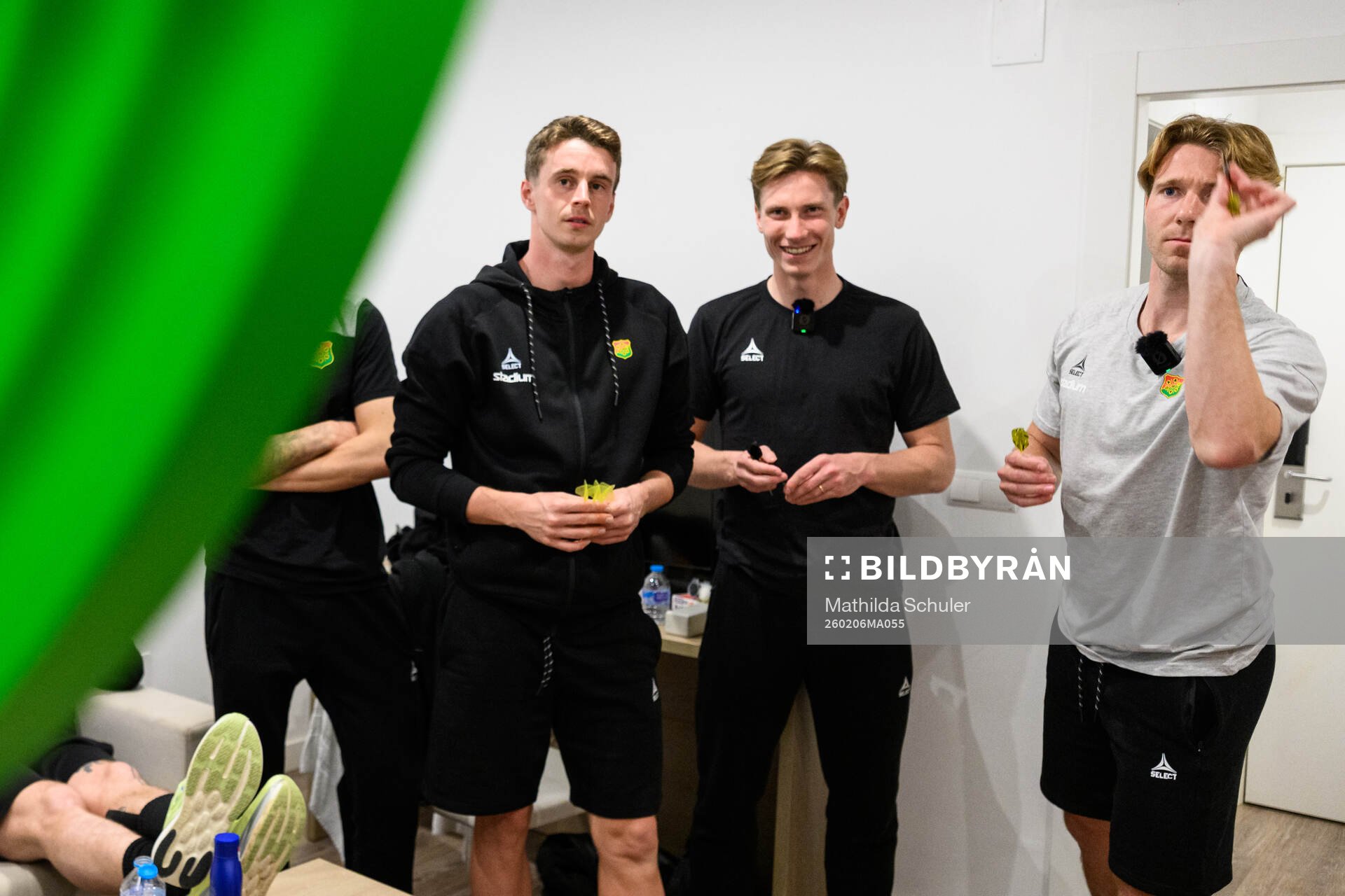 Oskar Ågren,  Robin Frej och August Wängberg spelar dart