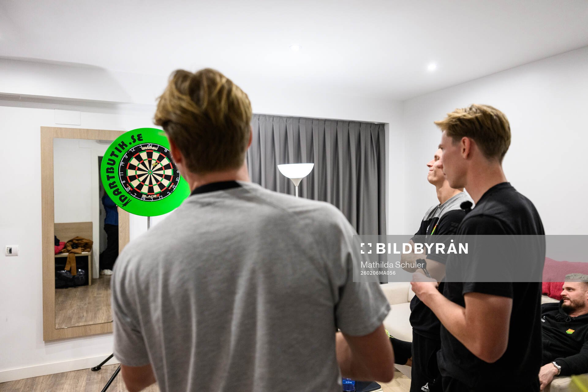 August Wängberg, Robin Frej och Lucas Hedlund spelar dart