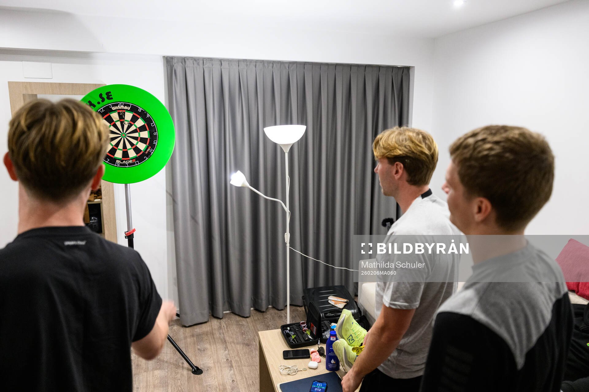 Robin Frej, August Wängberg och Lucas Hedlund spelar dart
