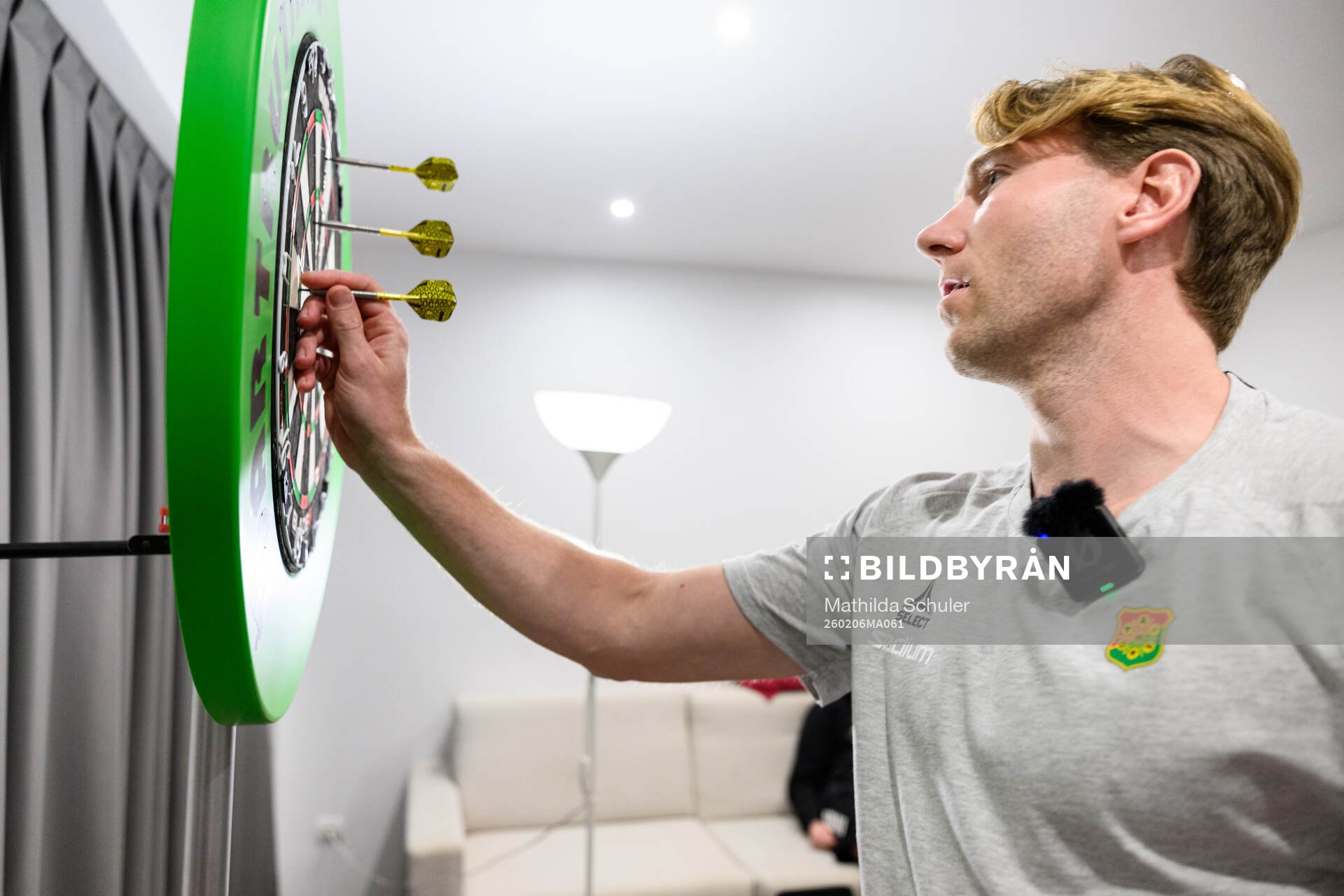 August Wängberg spelar dart i Robin Frejs hotellrum