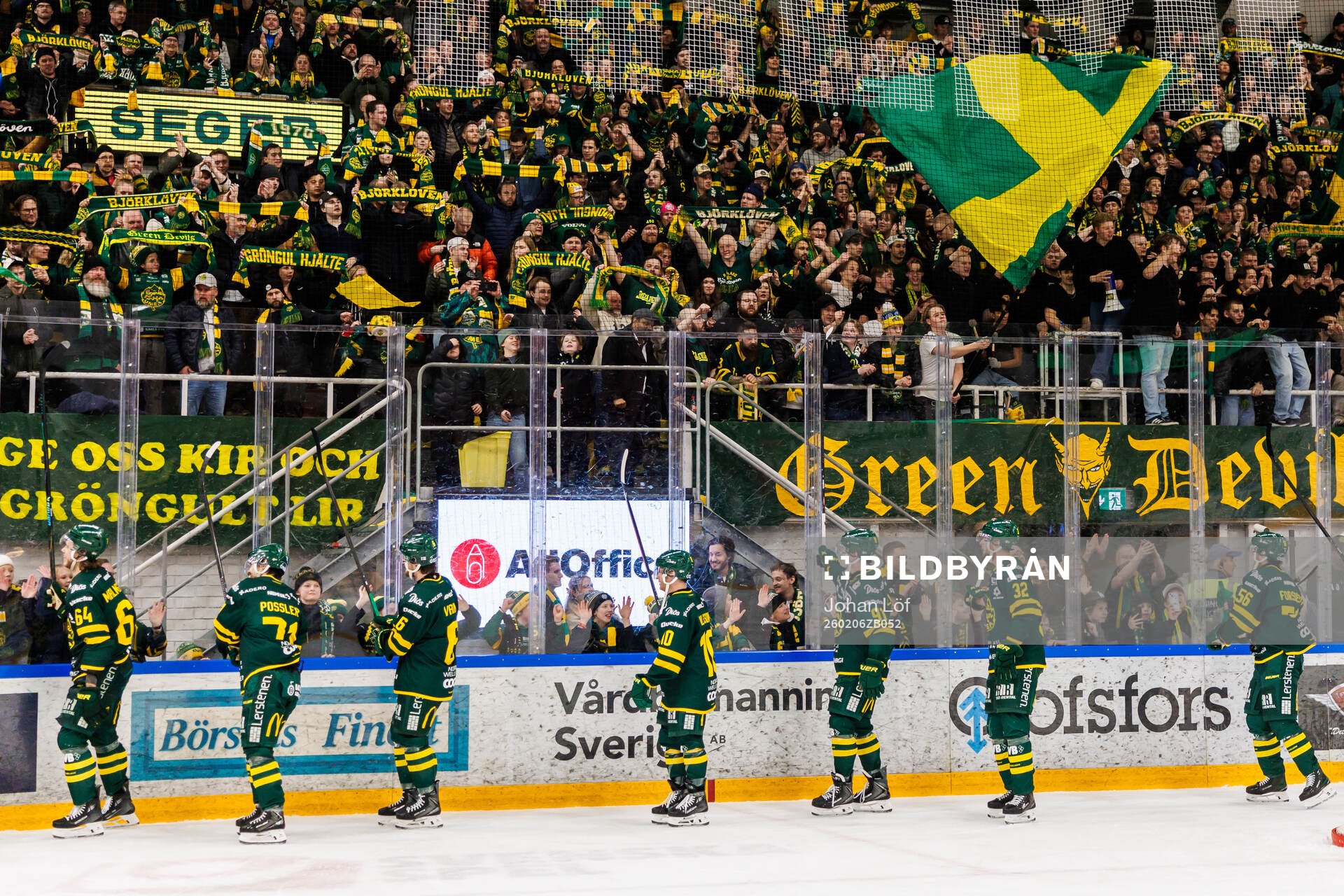 Björklövens spelare jublar
