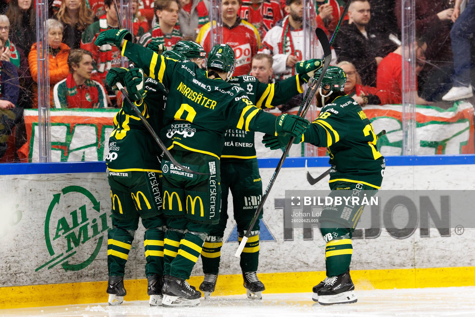 Björklövens Albin Lundin jublar med lagkamrater