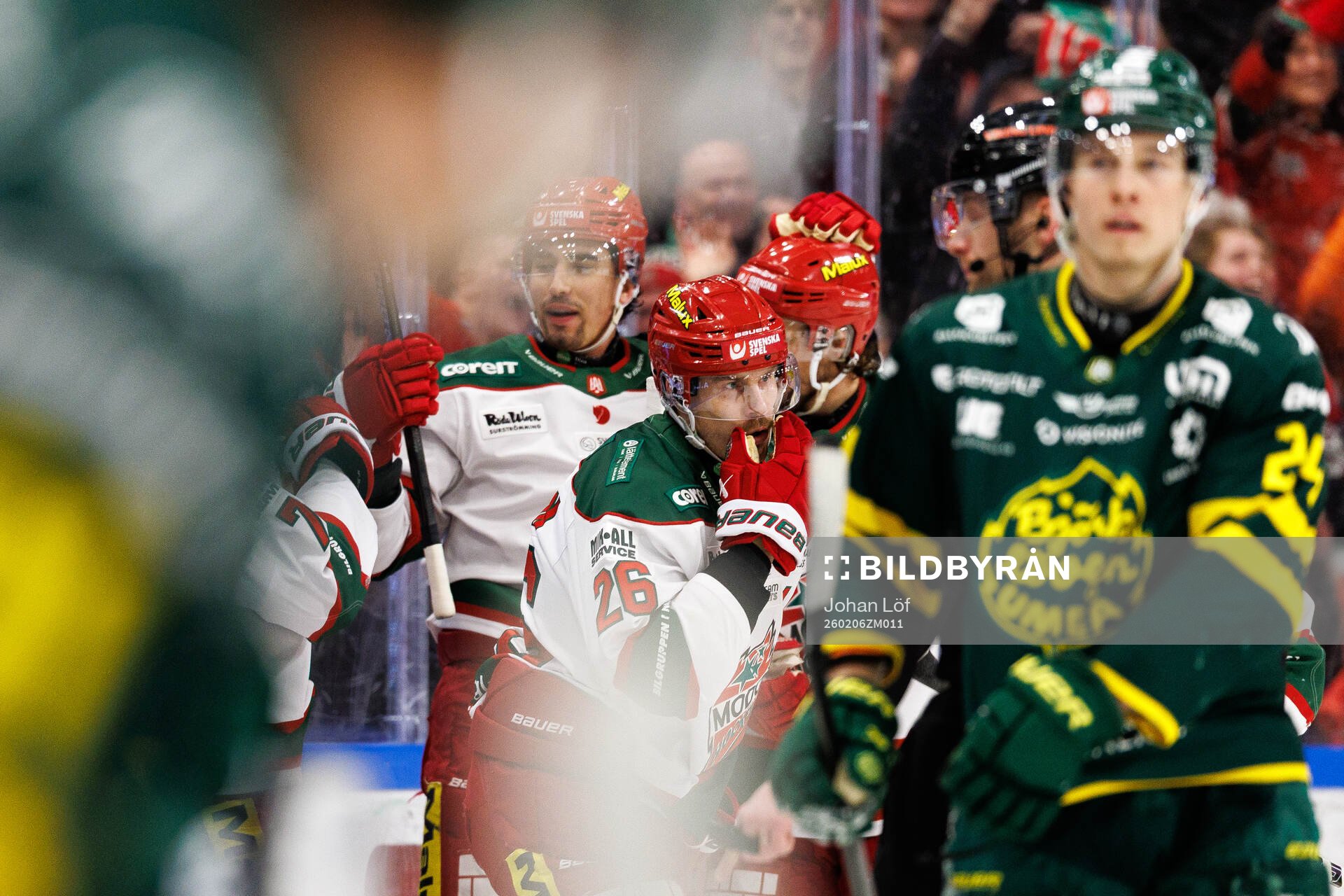 Modos spelare jublar med Emil Larsson