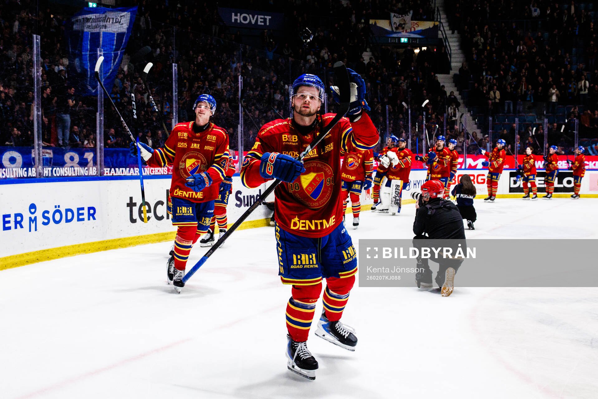 Djurgårdens Mathias Emilio Pettersen jublar med lagkamrater