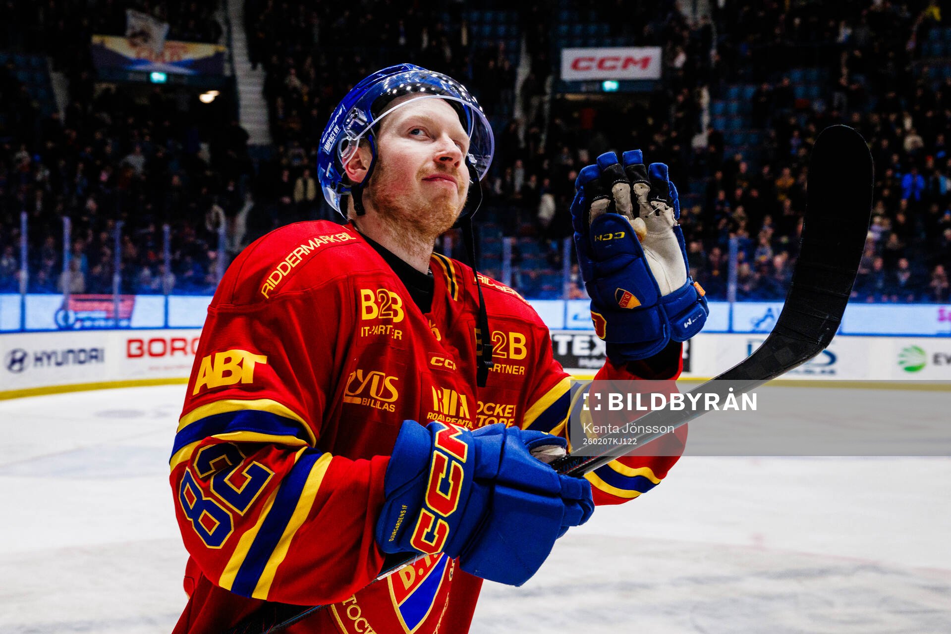 Djurgårdens Colby Sissons applåderar publiken