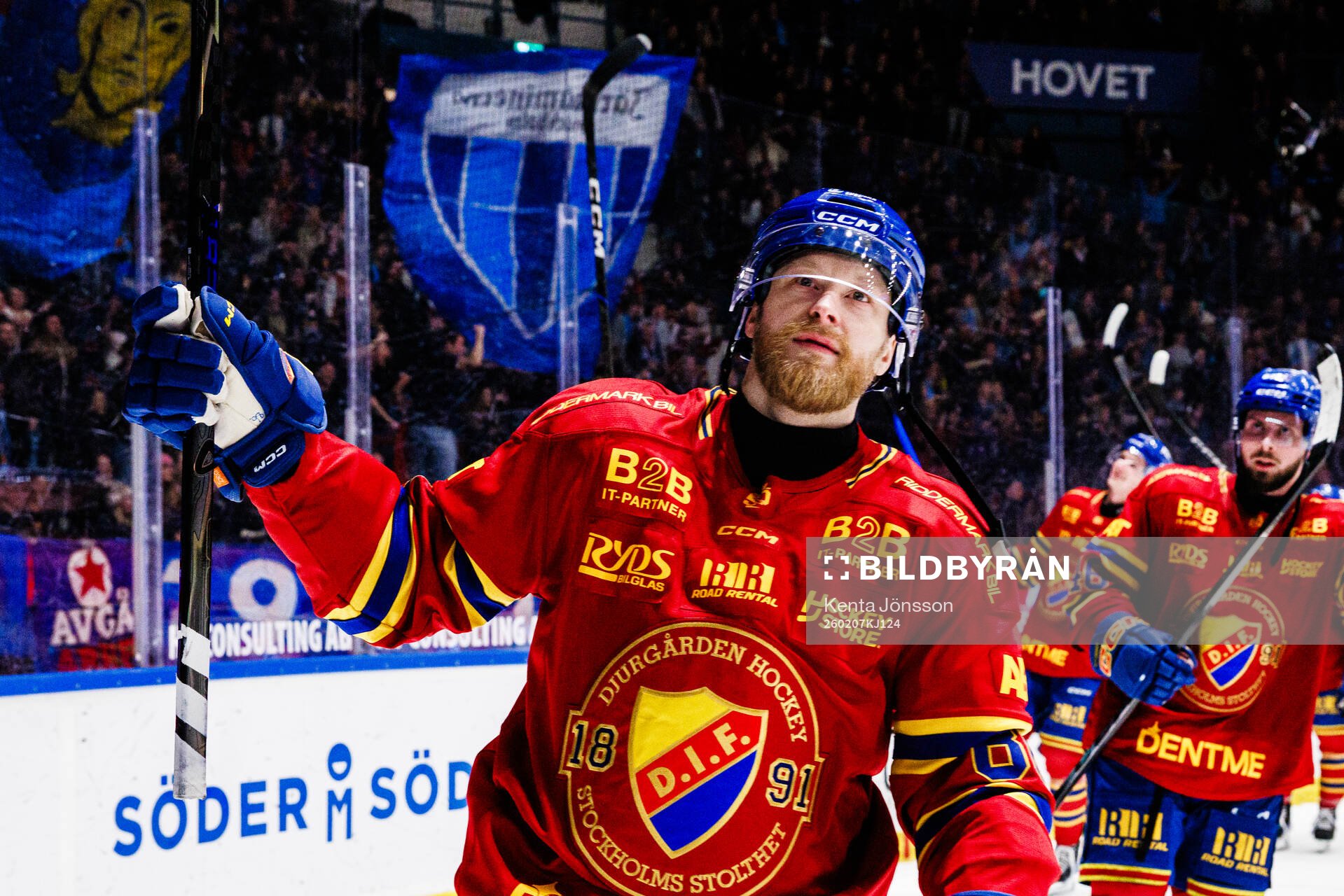Djurgårdens Linus Klasen applåderar publiken