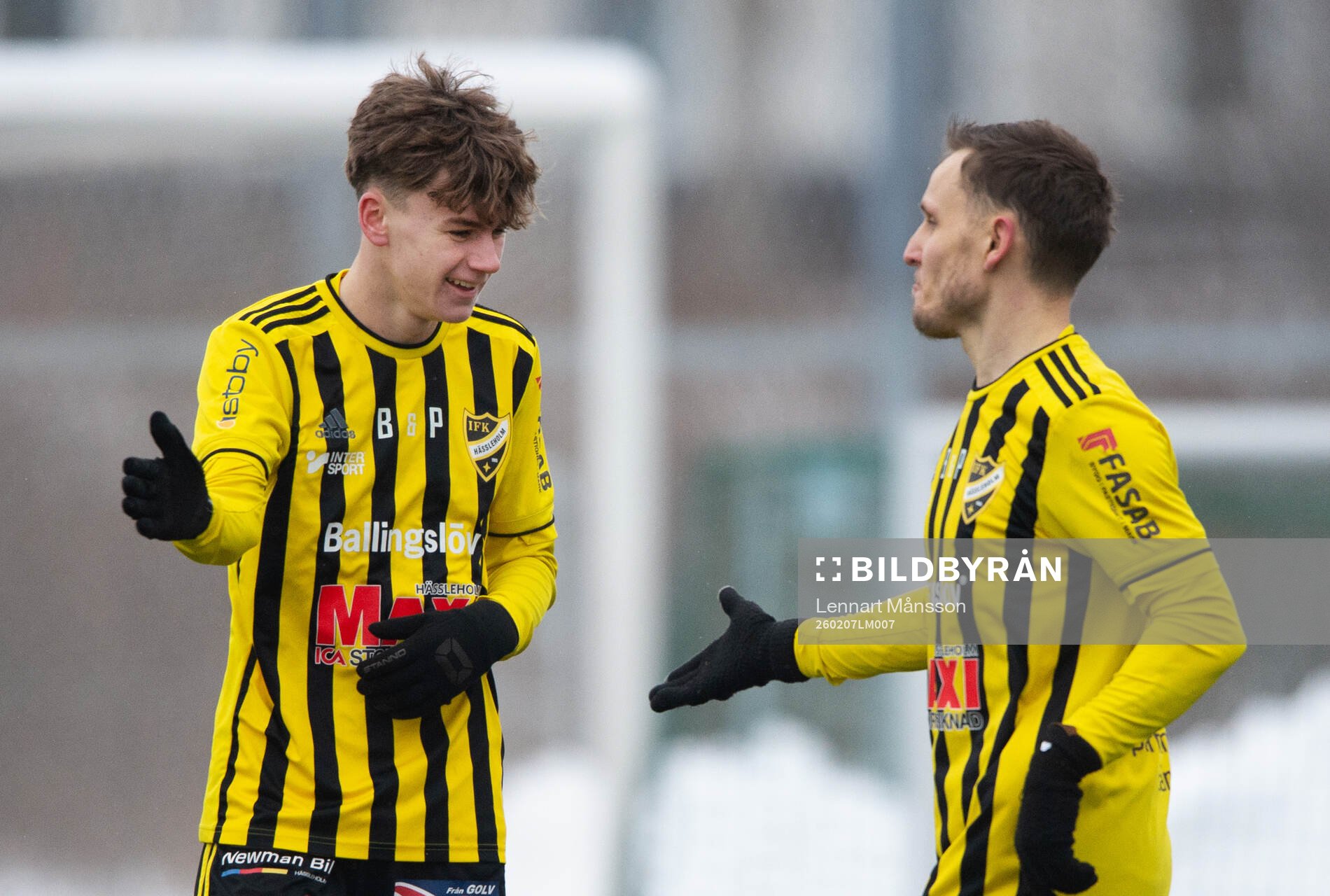 IFK Hässleholms Neo Jakobsson jublar och grattas av