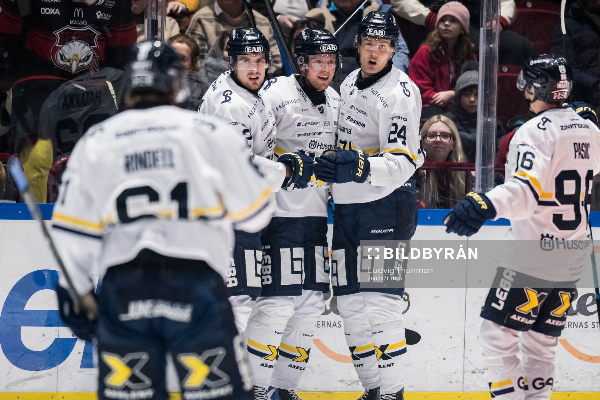 HV71s Oskar Stål-Lyrenäs kramas om av lagkamraterna