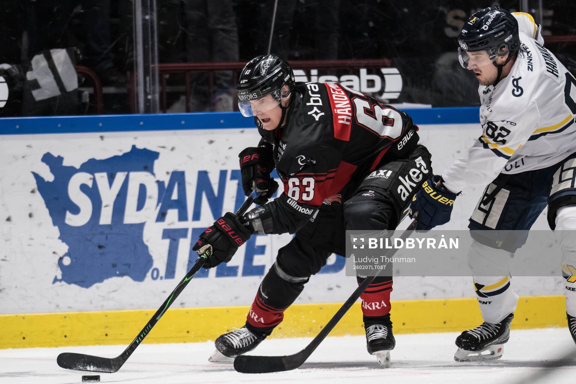 Malmö Redhawks Fredrik Händemark och HV71s Santeri Hatakka