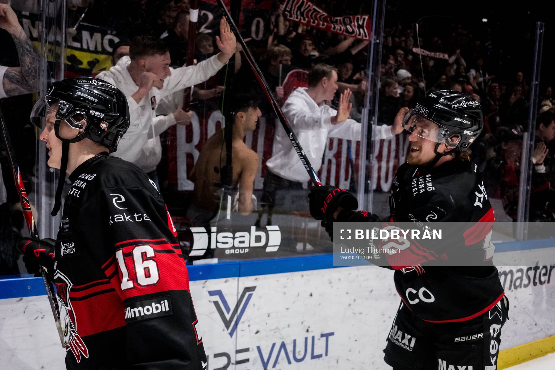 Malmö Redhawks Viktor Olofsson och Robin Salo jublar