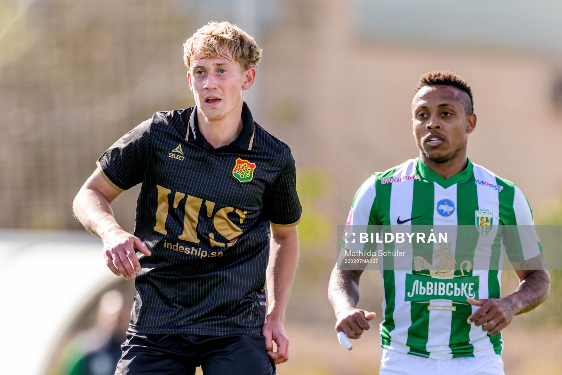 Henry Sletsjøe of GAIS and Paulo Vitor of Karpaty Lviv