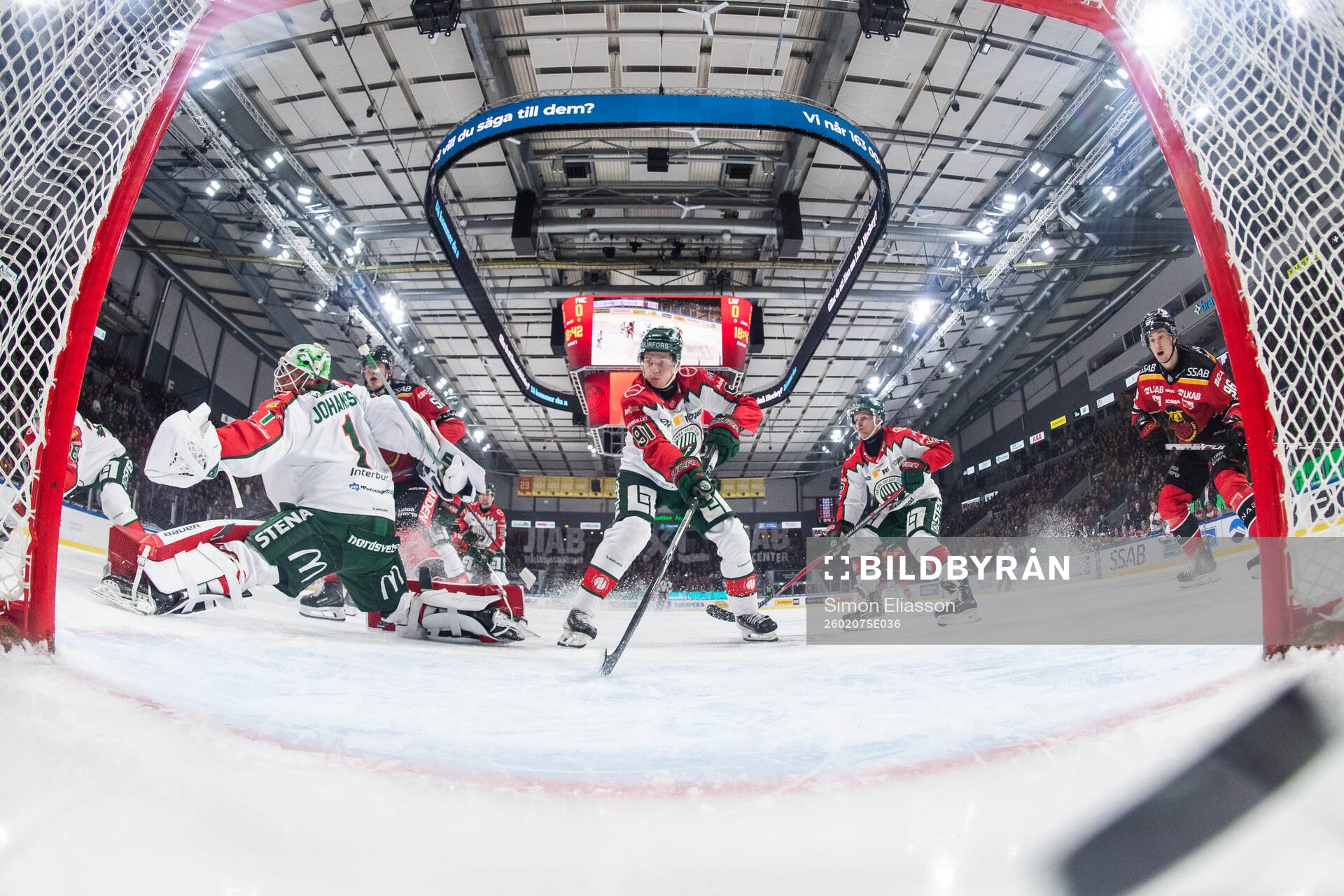 Luleås Anton Levtchi gör 1-0 bakom Frölundas målvakt