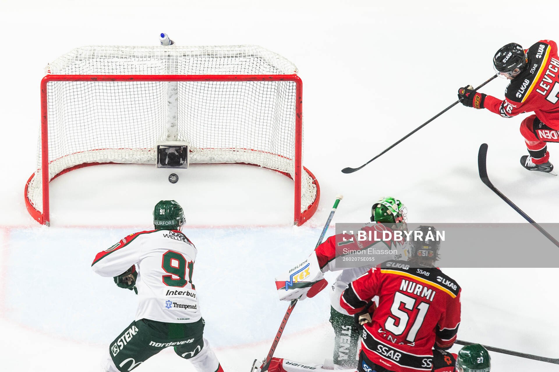 Luleås Anton Levtchi gör 1-0 bakom Frölundas målvakt