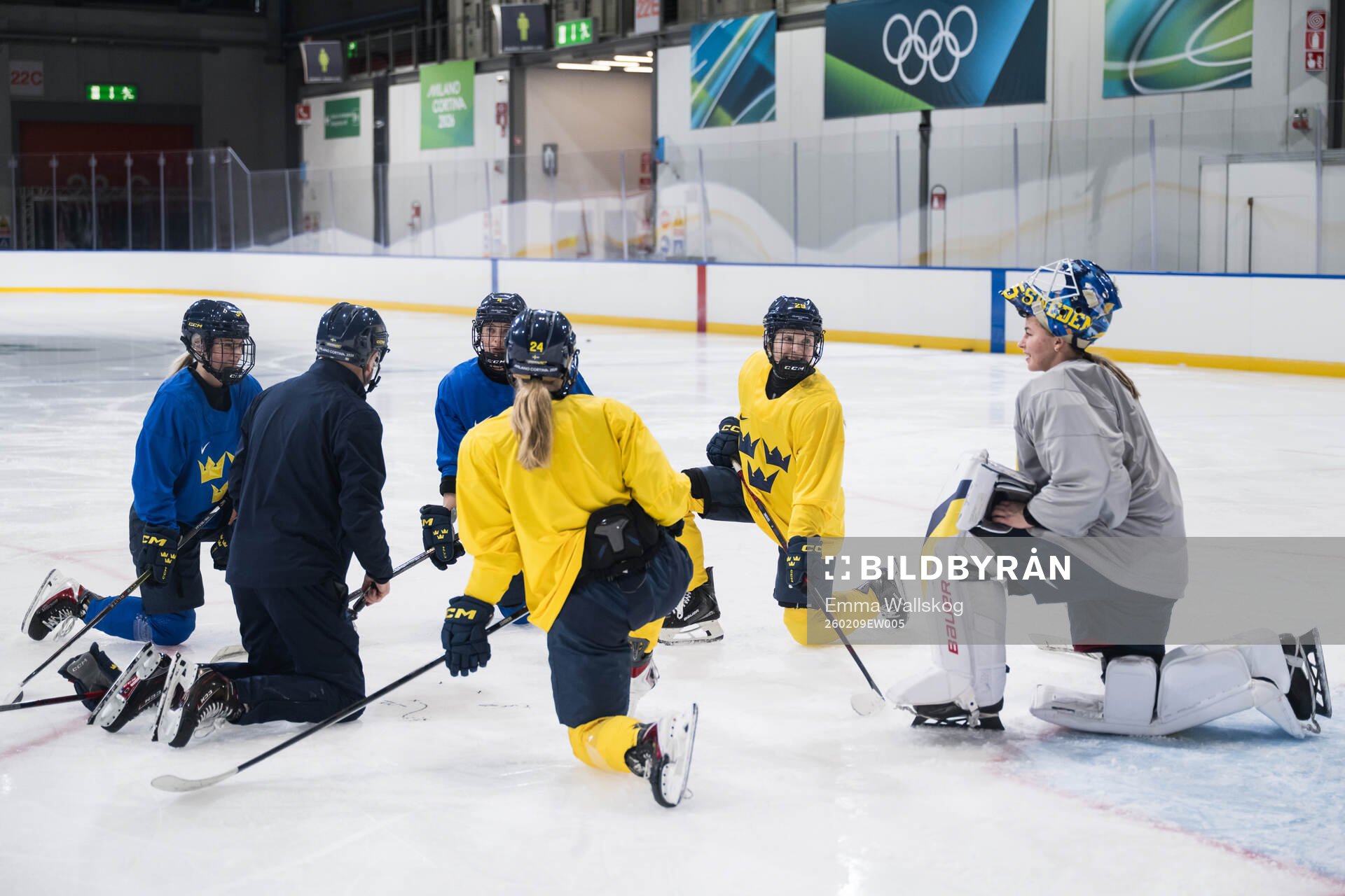 Felizia Wikner Zienkiewicz and goaltender Tindra Holm of