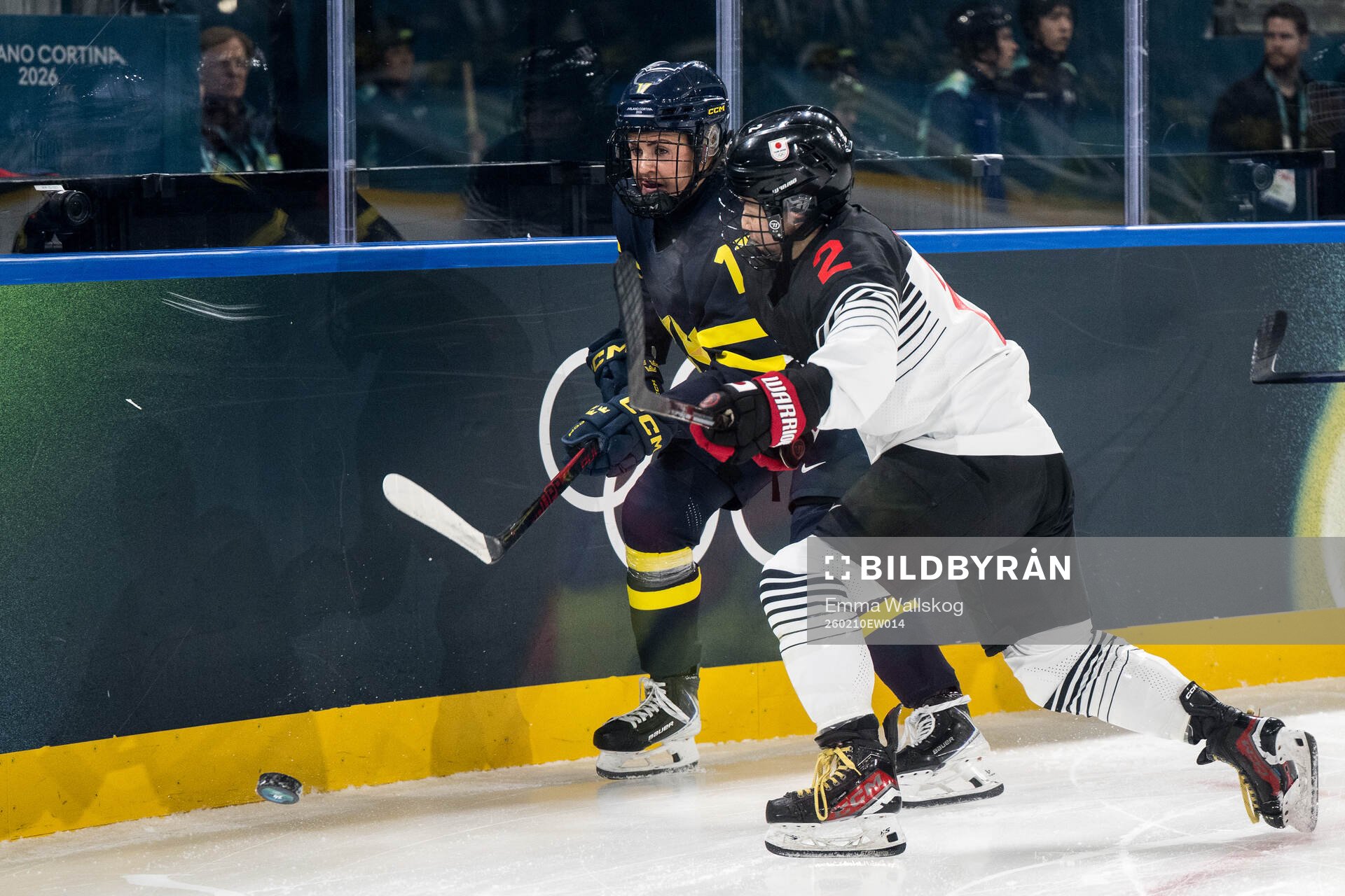 Sofie Lundin of Sweden and Shiori Koike of Japan in the